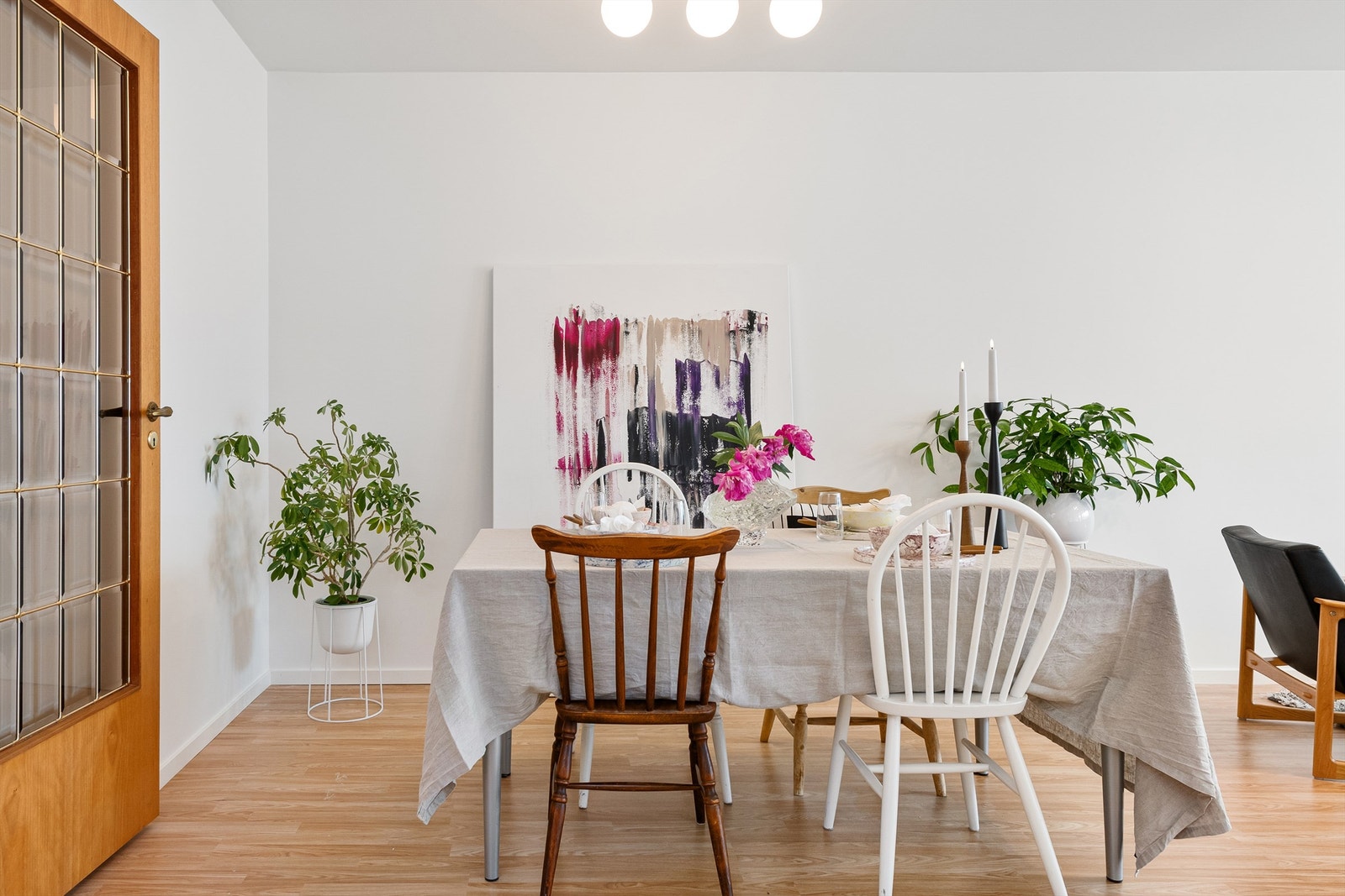 Det er god plass til spisestue på stuen Galleribilde