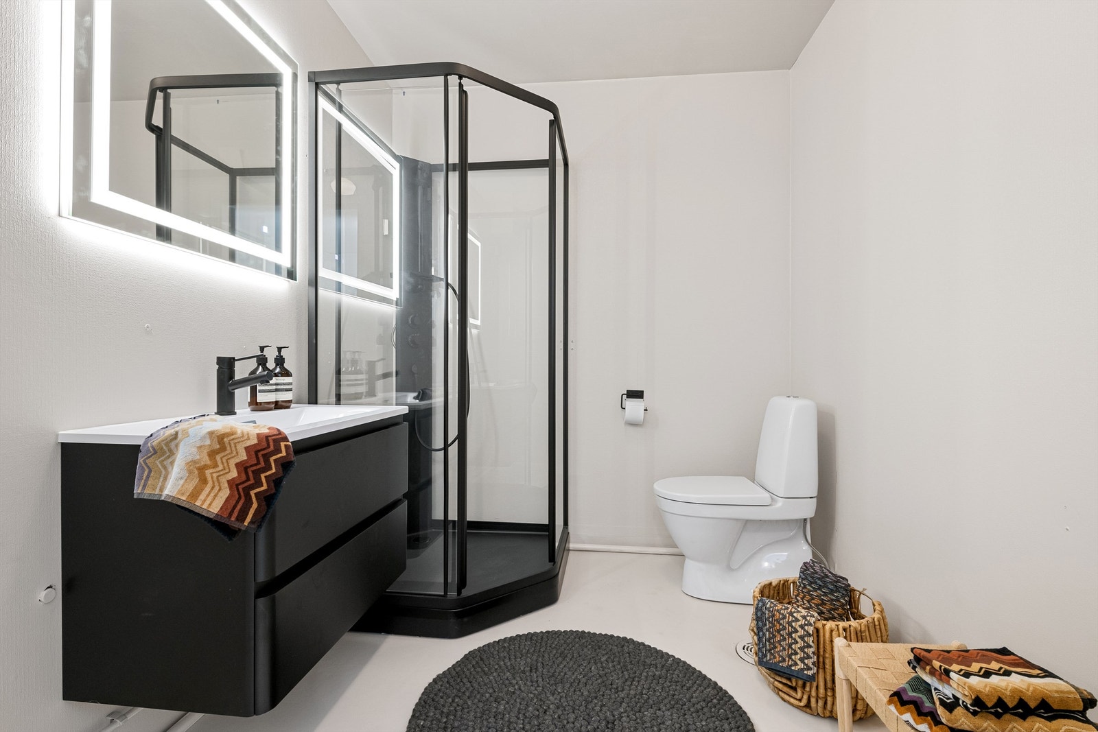 Badet har oppgraderinger i 2024 med ny innredning, speil m/lys, dusjkakbinett og nytt toalett Galleribilde