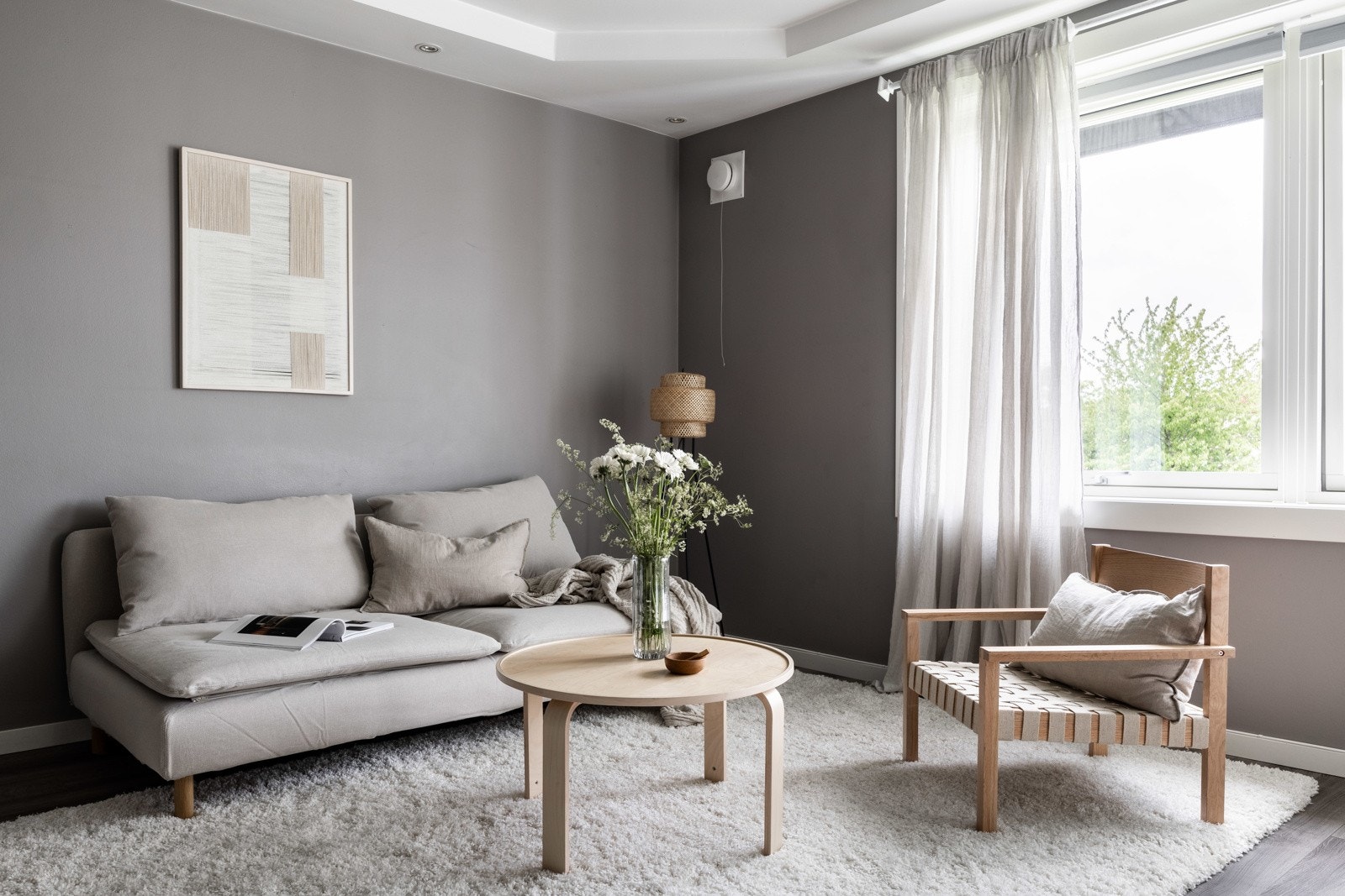 Leiligheten har store vindusflater som slipper inn mye naturlig lys. Galleribilde