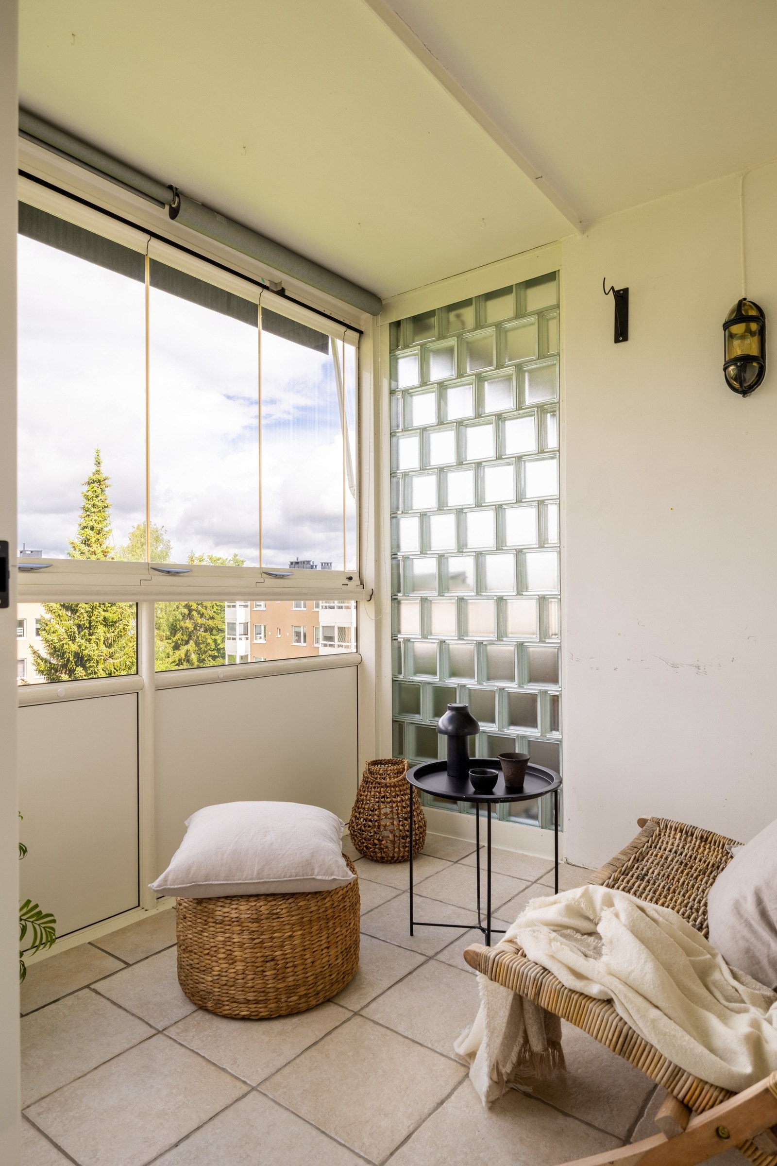 Stikkontakter, belysning og stråleovn montert på vegg. Åpningsbare glassfelter. Galleribilde