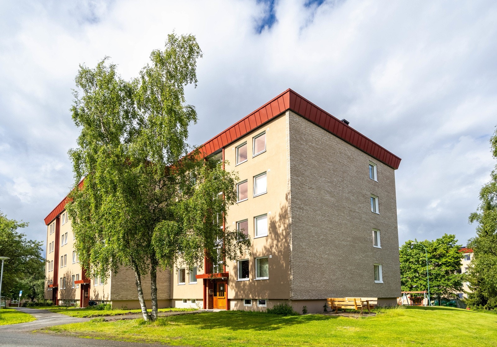 Perfekt beliggenhet midt mellom by, skog og kort vei til alt man trenger i hverdagen. Galleribilde