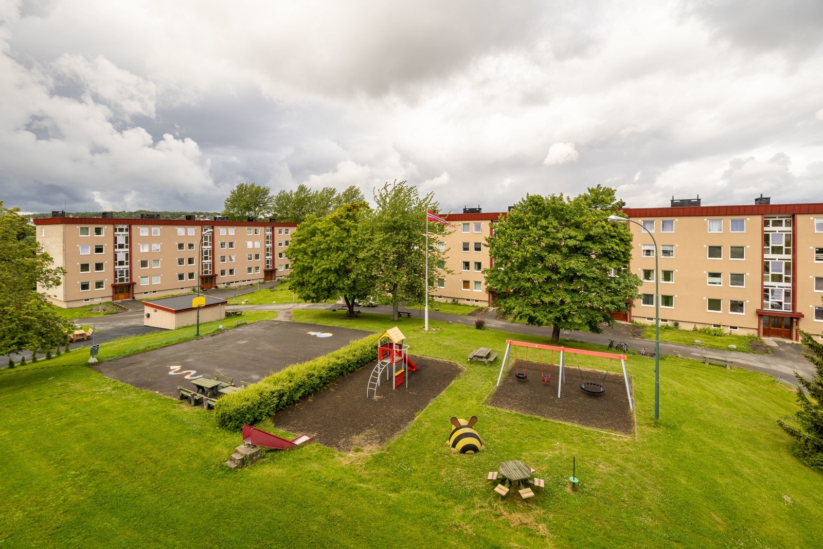 Borettslaget har store fellesarealer med opparbeidet lekeplass til de små. Galleribilde