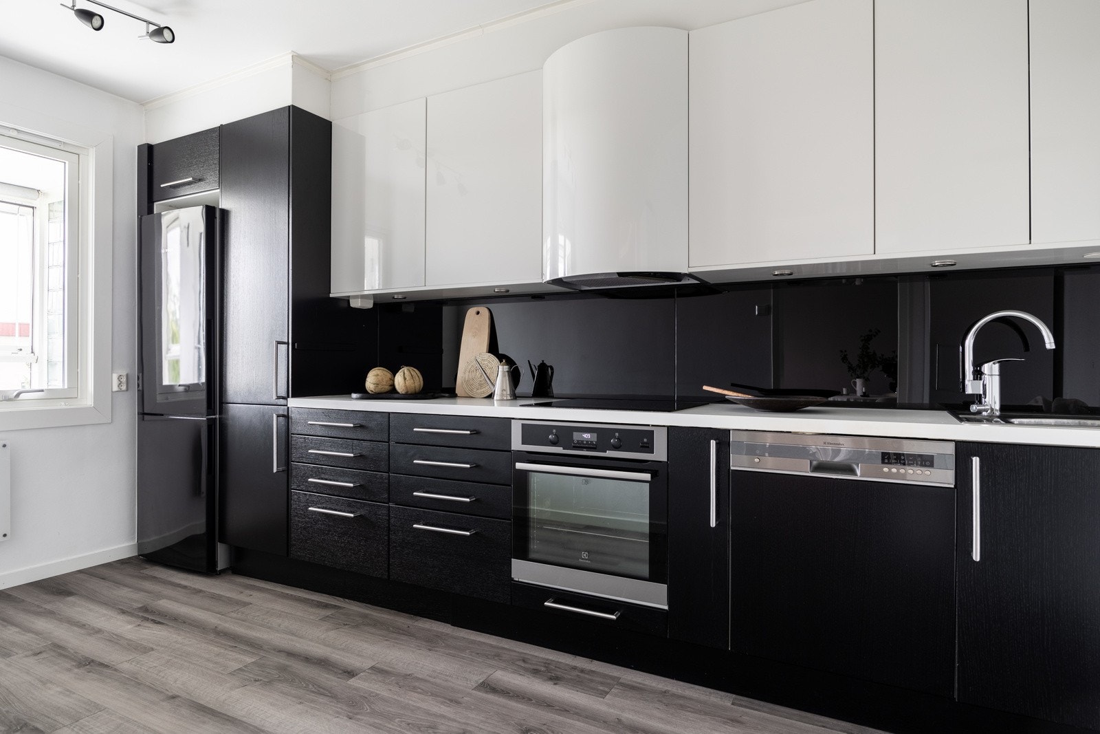 Kjøkkeninnredning fra ca. 2008 med slette mørke fronter og benkeplate av laminat. Galleribilde