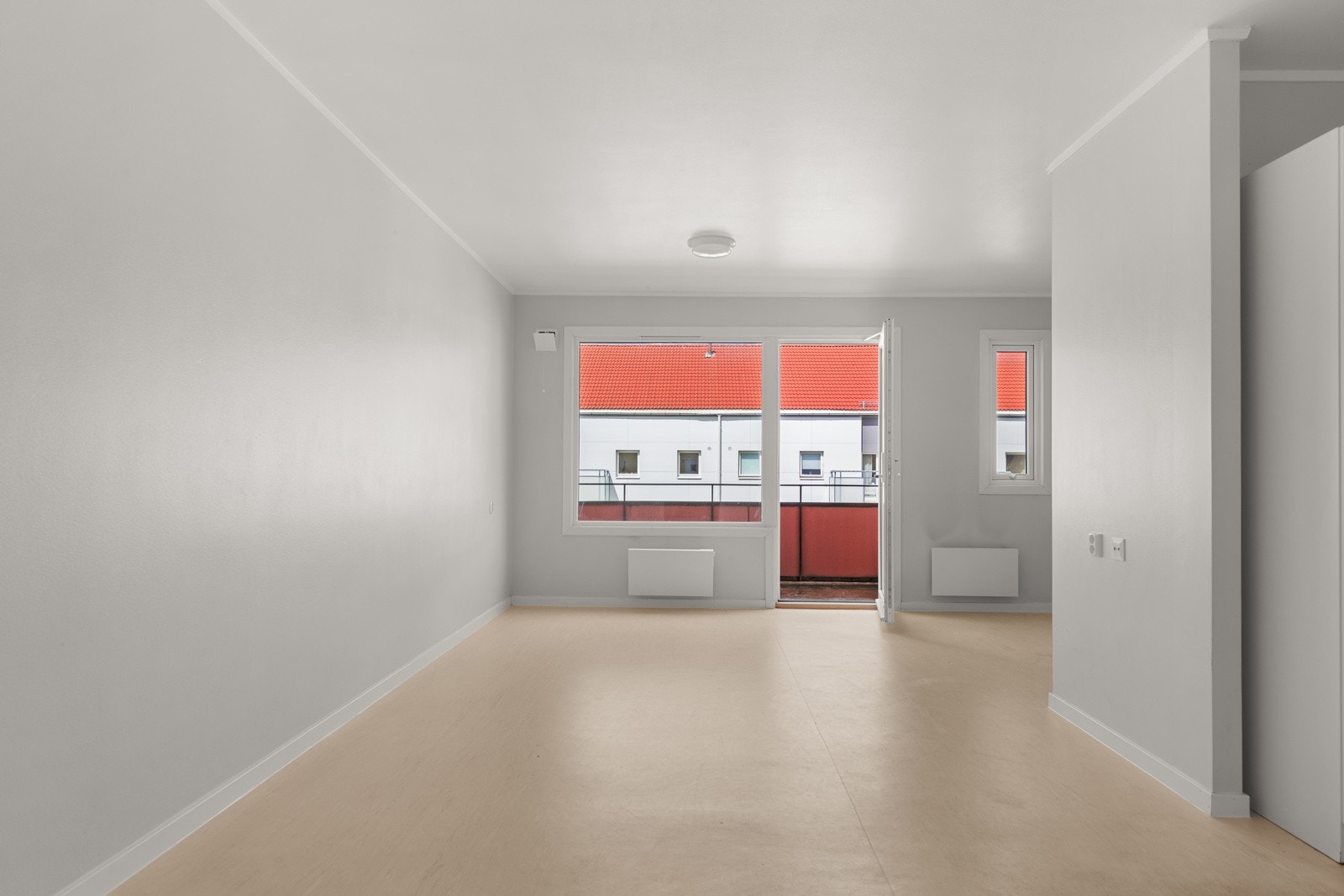 Leiligheten ligger høyt og fritt til i byggets 5. etasje med heisadkomst. Galleribilde