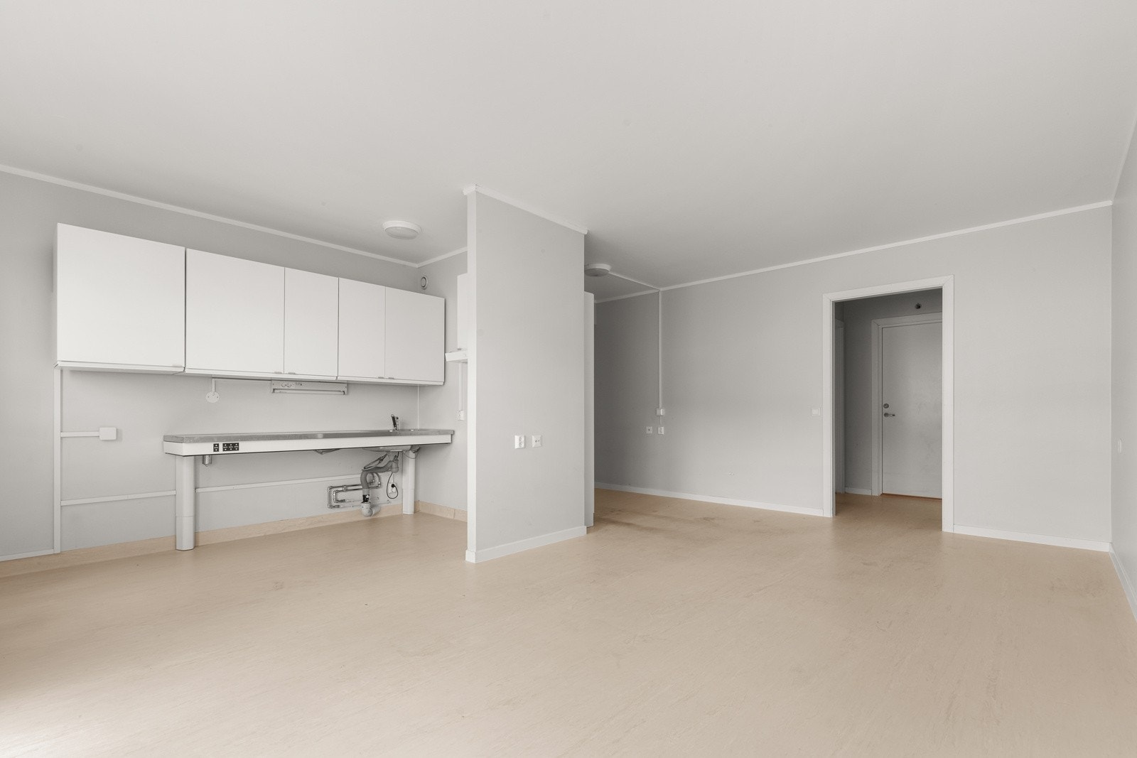 Romslig stuedel med god plass til sofa, sofabord og mediemøblement. Galleribilde