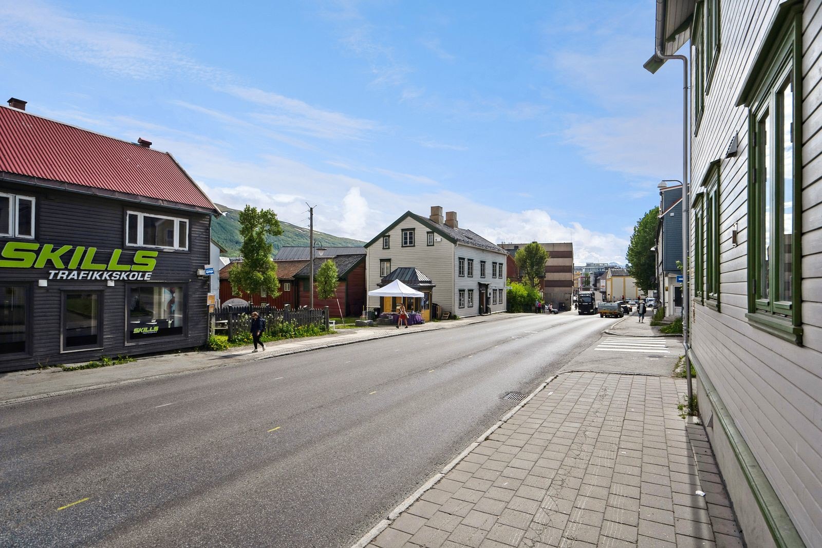 Leiligheten ligger sentralt til med bussholdeplass like utenfor og alle sentrumsfasiliteter i gangavstand. Galleribilde