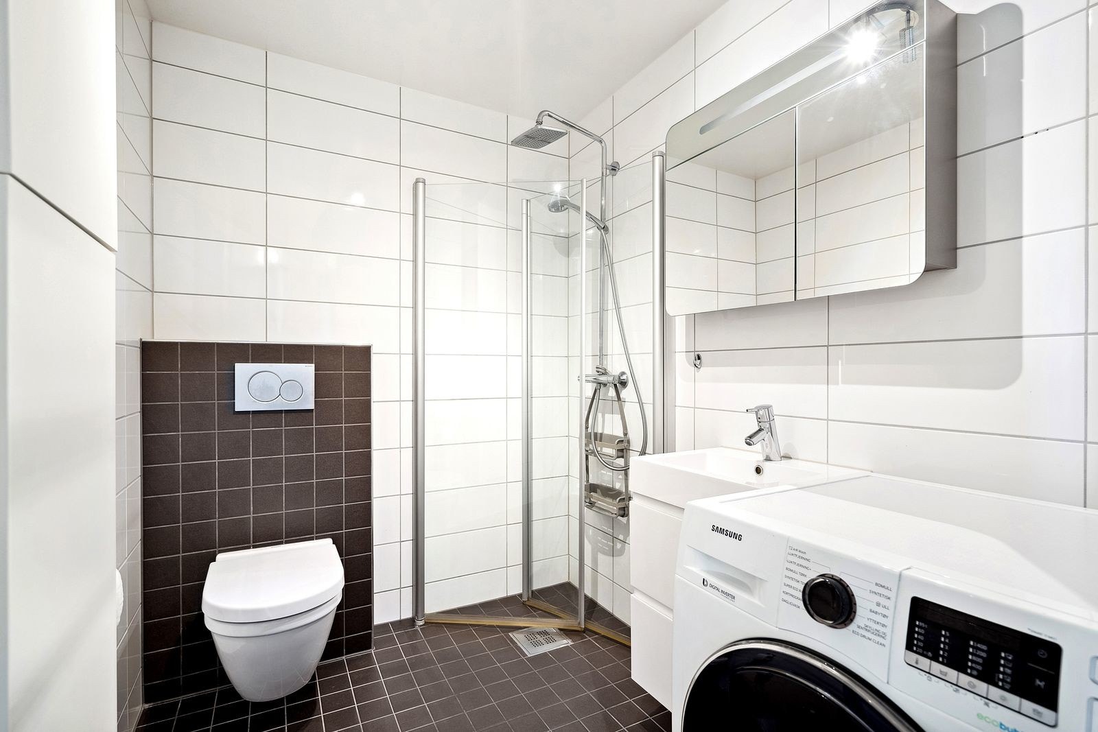 Lyst bad med vaskemaskin. Galleribilde