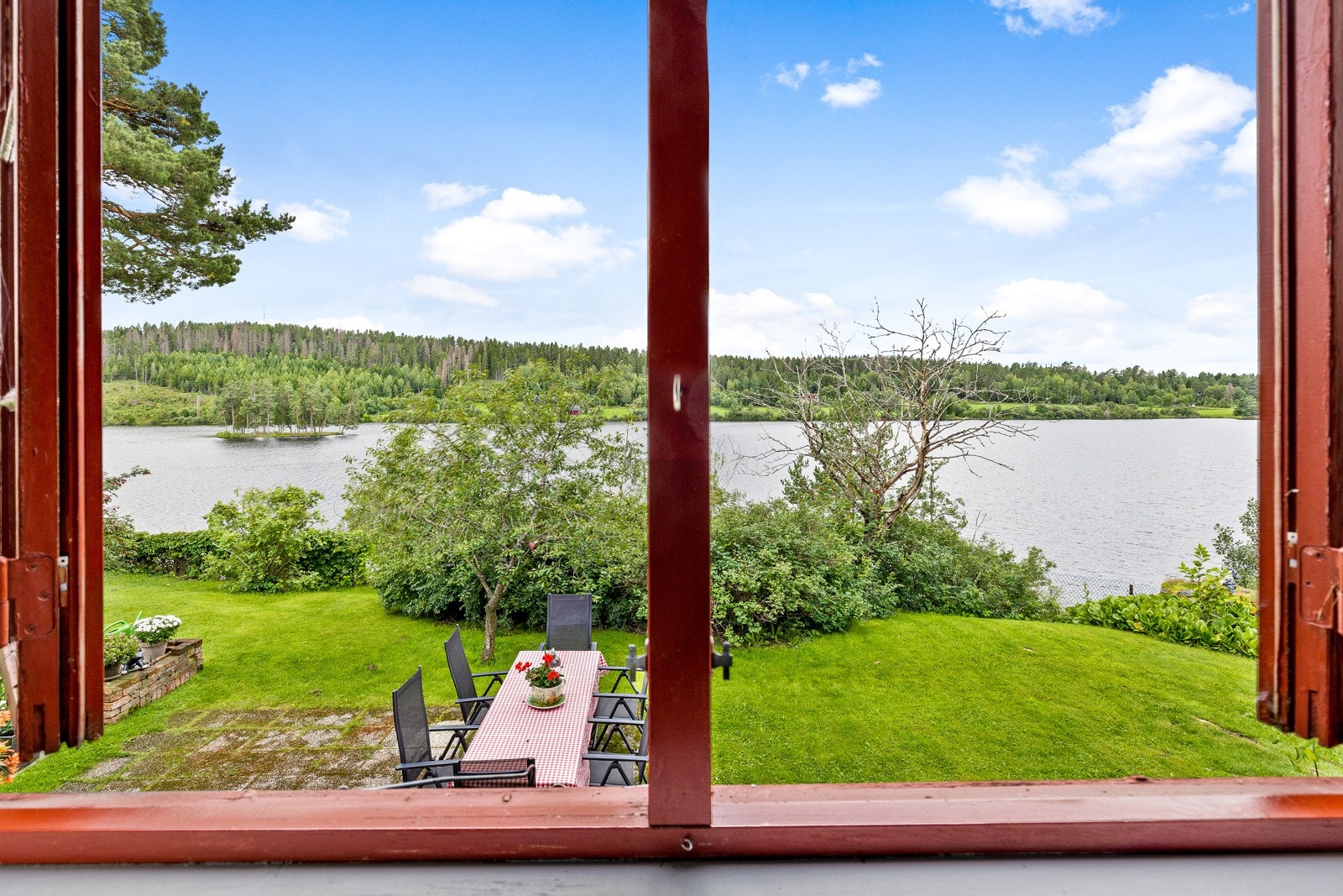 Fra soveromsvindu er det panorama utsikt utover Våg. Galleribilde