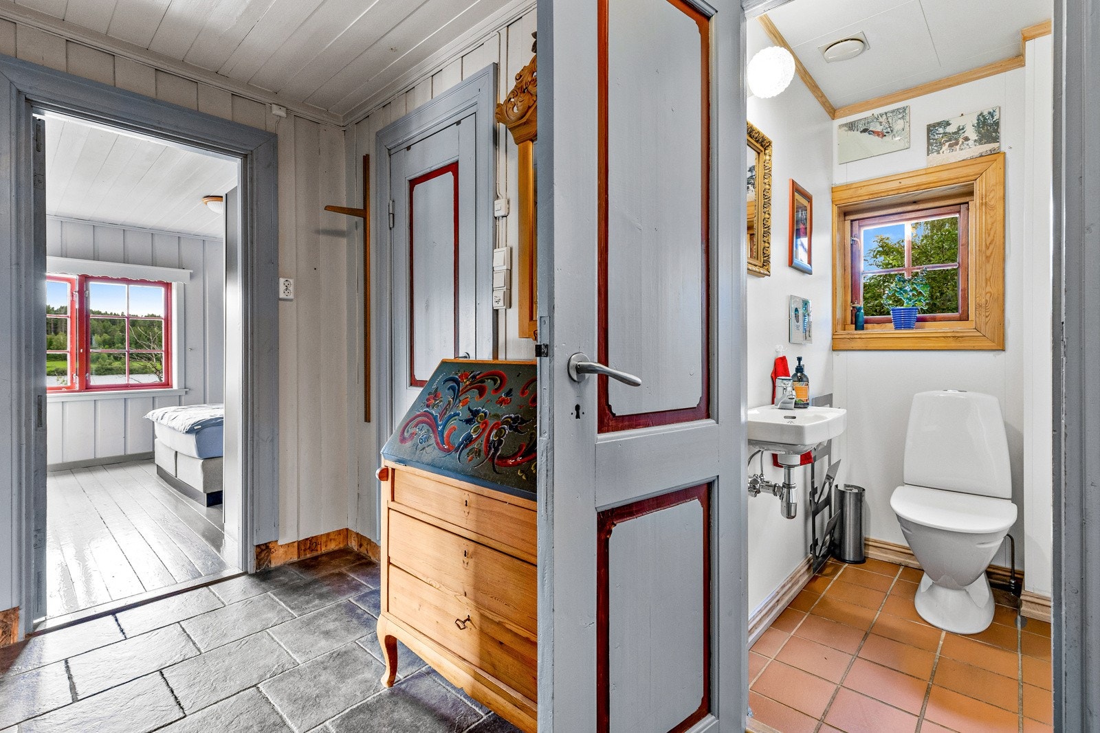I tilknytning til gangen er det eget wc-rom. Galleribilde