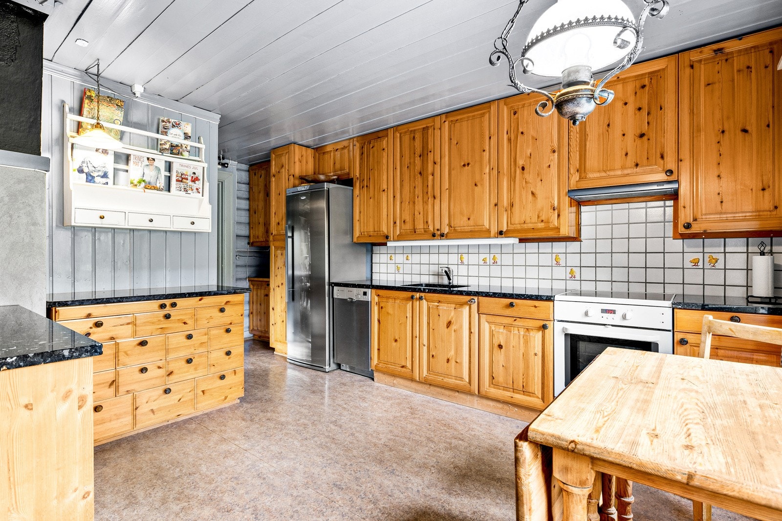 Innredningen er i eldre utførelse men full funksjonell med god skap- og benkeplass. Galleribilde