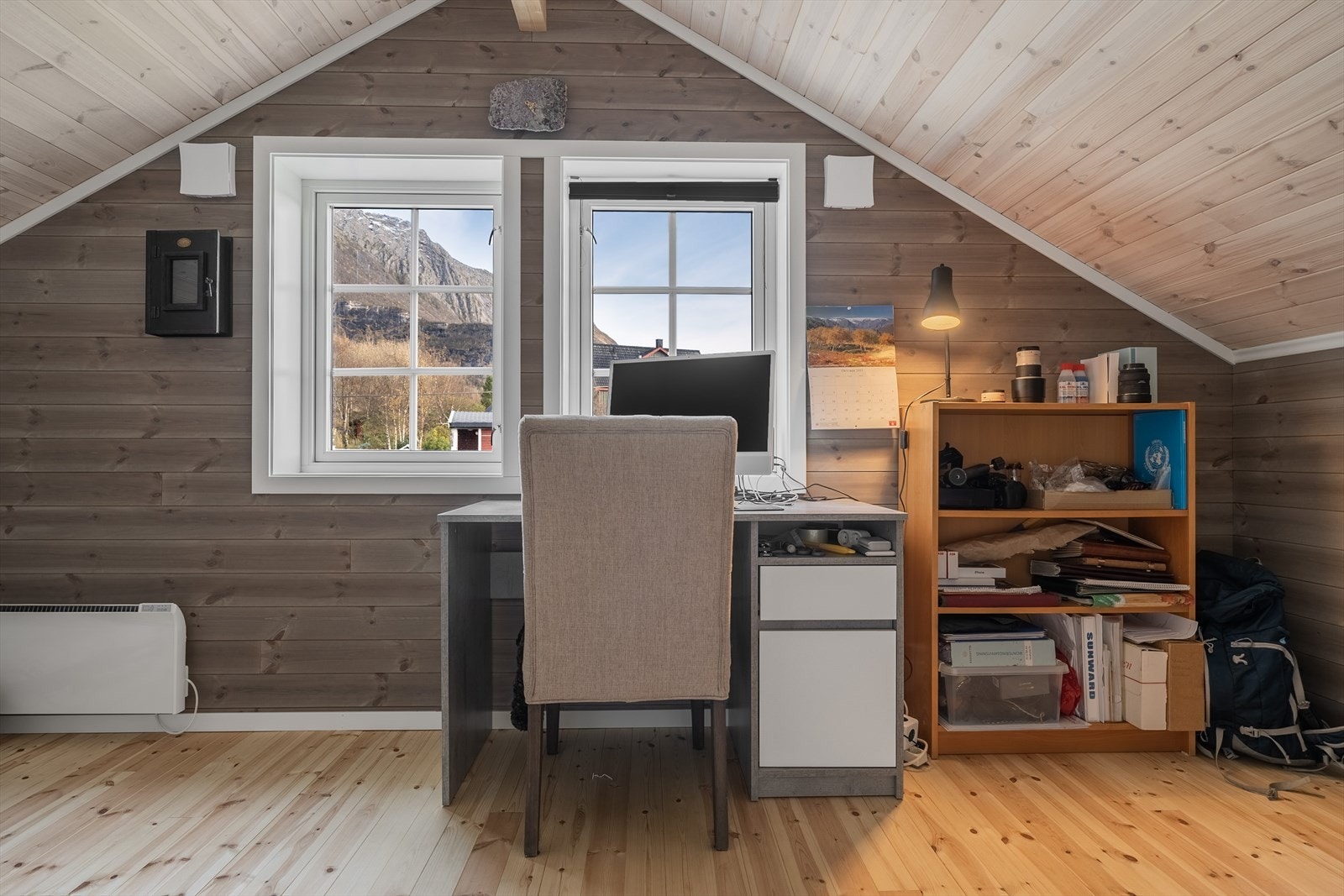 Det er tre gode soverom i "hovedhuset", og alle ligger samlet i loftsetasjen. Galleribilde