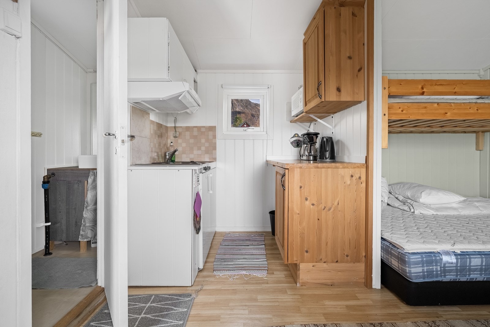 Den største utleiehytta er på ca. 18 kvm, og har bad/wc, soverom/stue og kjøkken Galleribilde