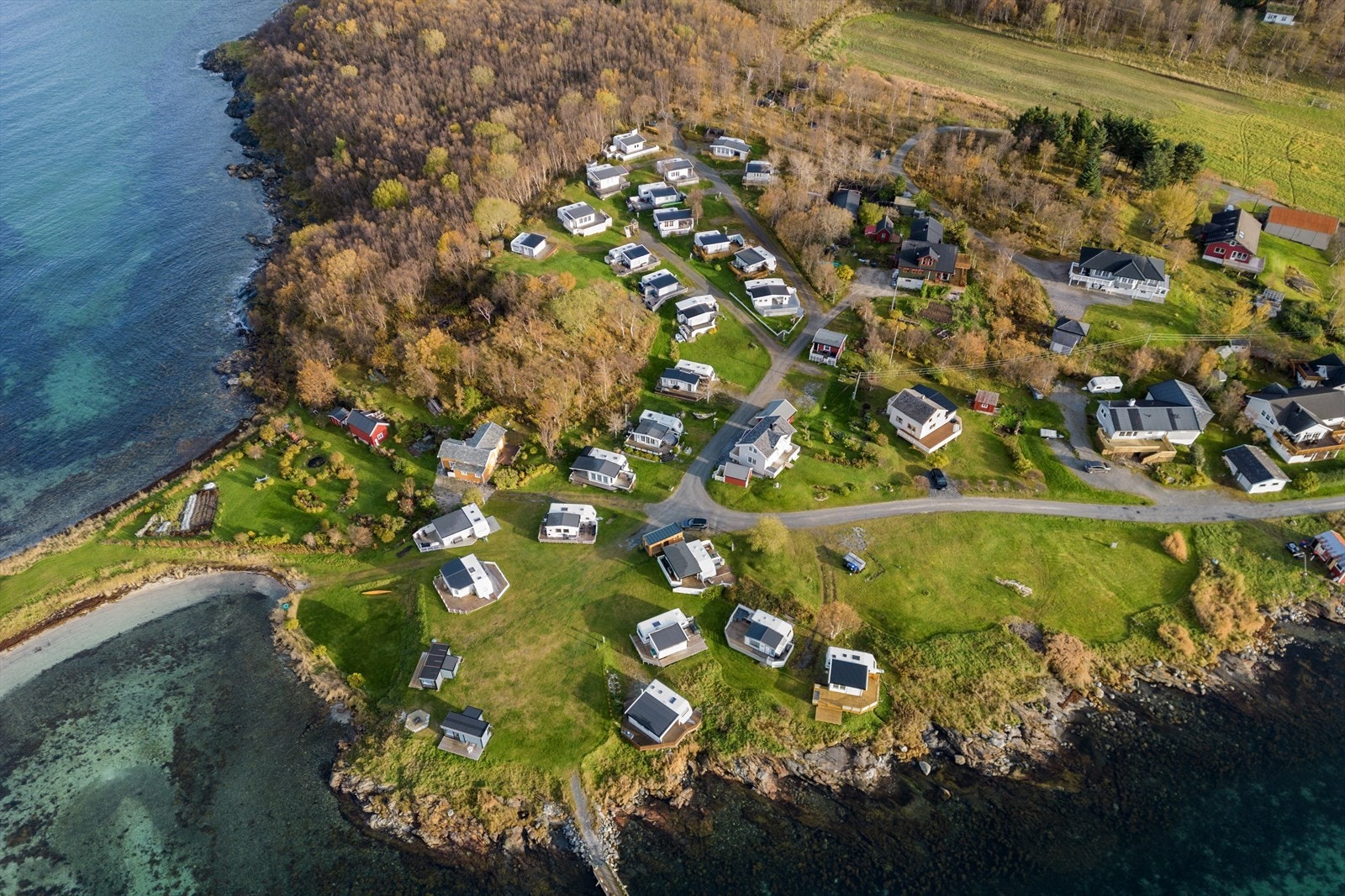 Den store, lett skrånende tomten har 26 oppstillingsplasser for campingvogn m/spikertelt og 3 utleiehytter. Galleribilde