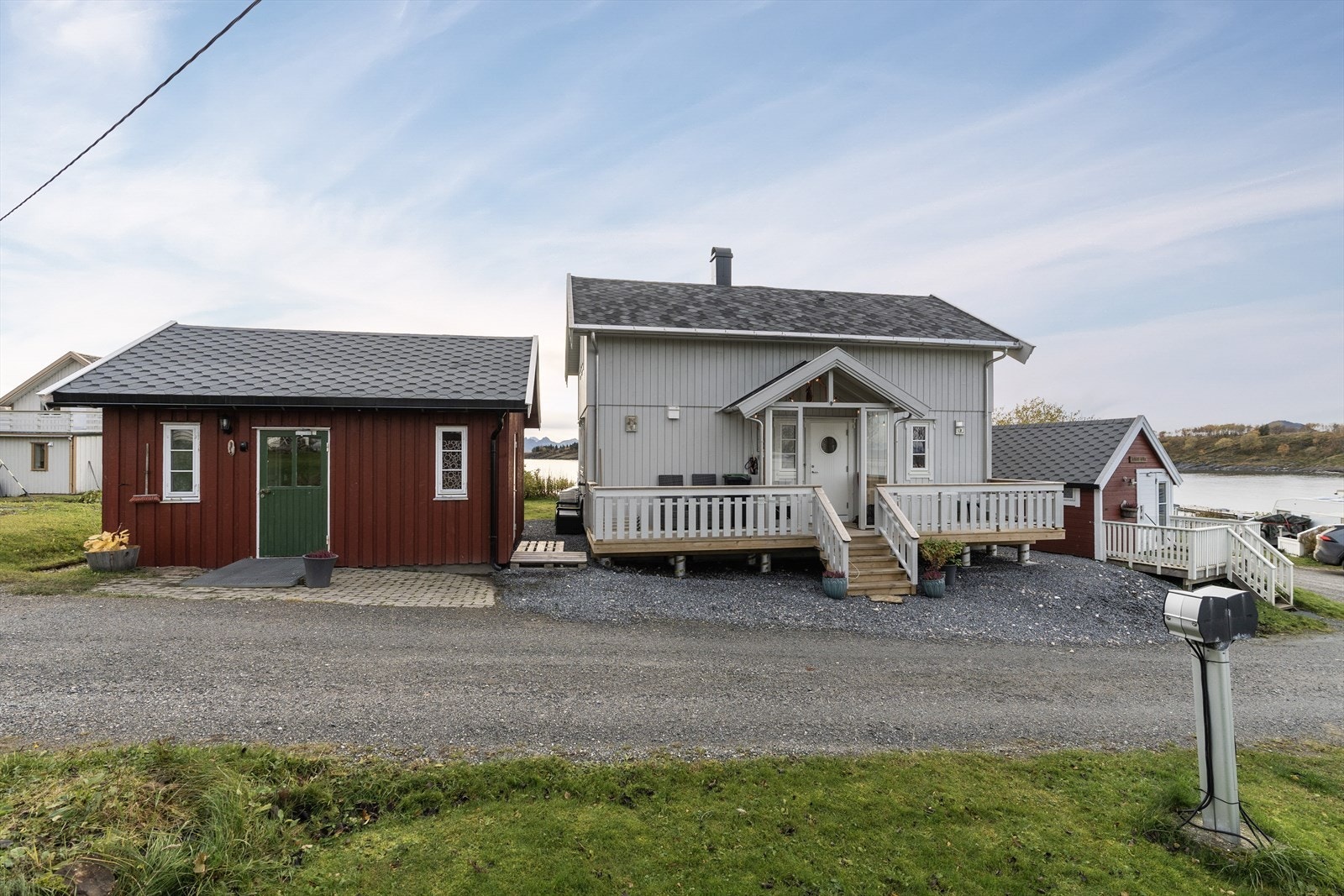 Servicebyggene ligger på hver side av hovedhuset, og det største har en gang, et vaskerom og tre bad. Galleribilde
