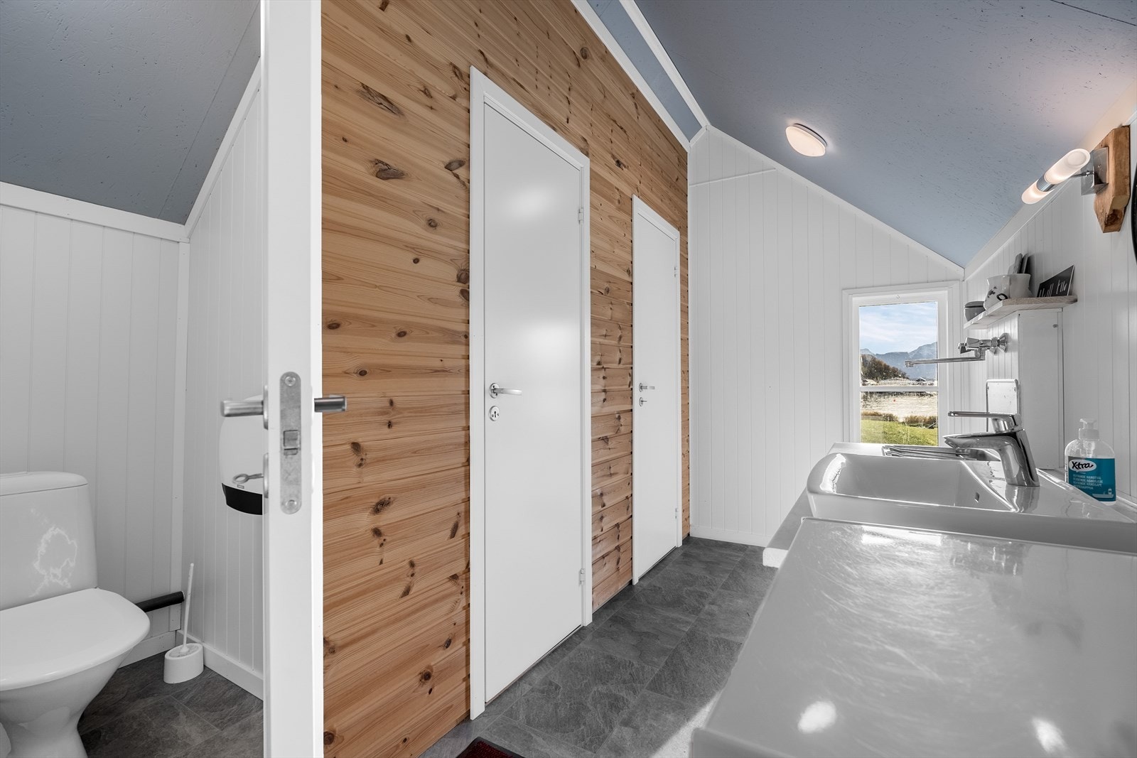 Det minste servicebygget var nytt i 2019, og har to wc-rom, et oppvaskrom og en bod. Galleribilde