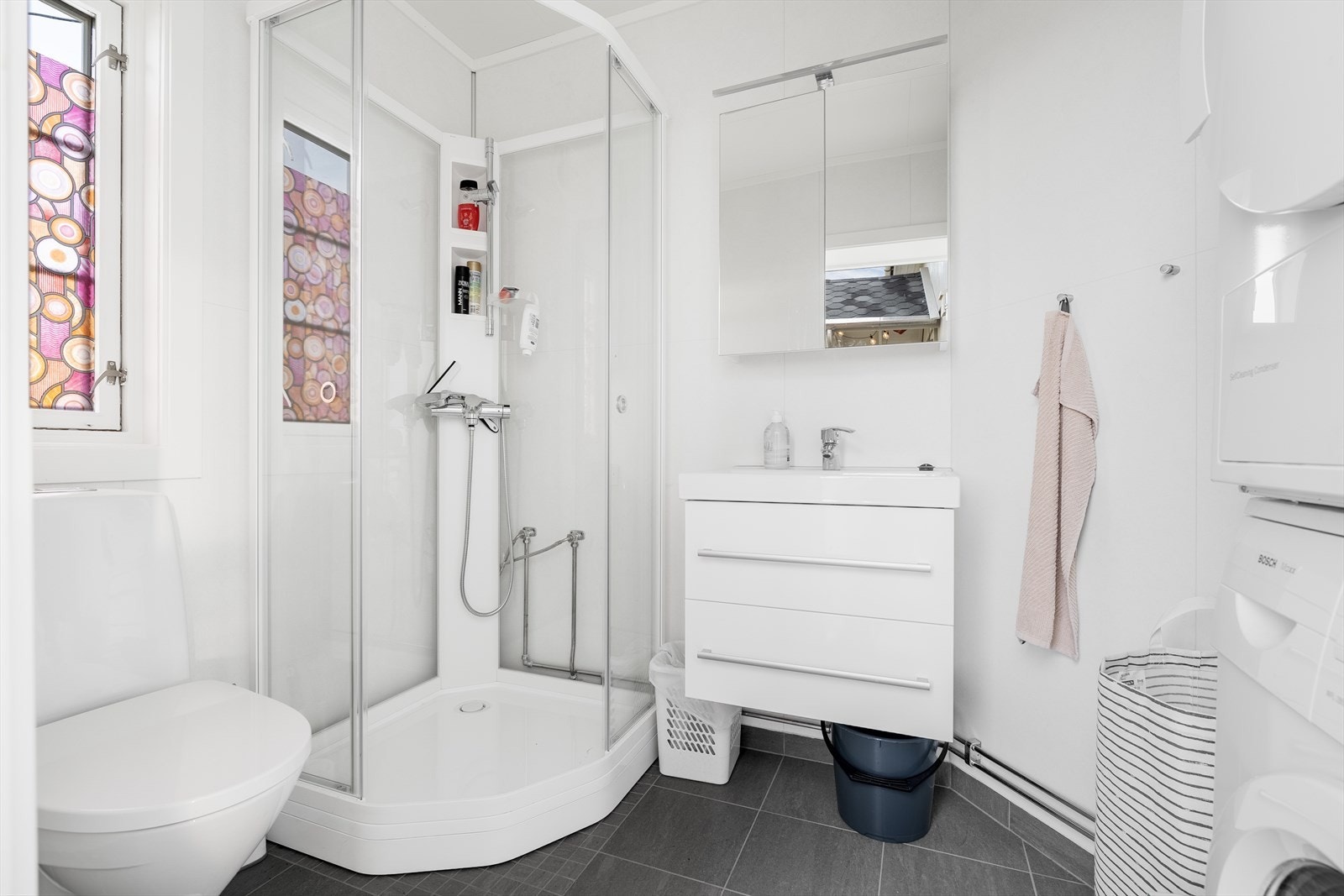 Badene i det største servicebygget fremstår som velholdte og moderne. Galleribilde