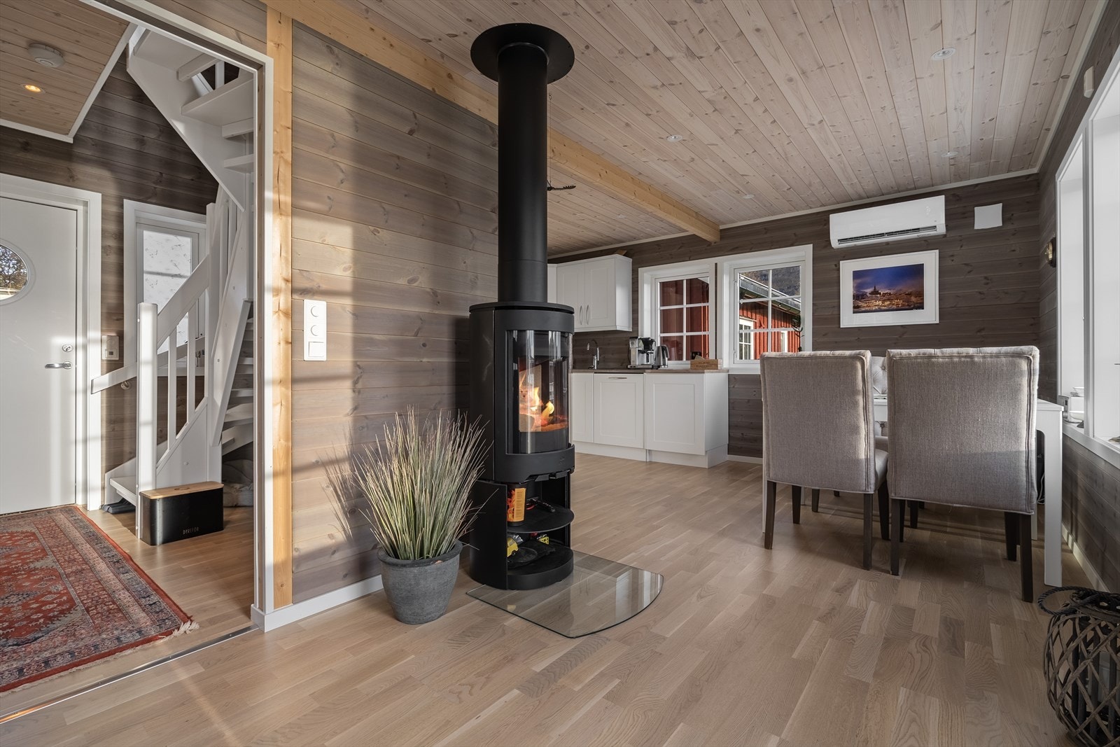 Stuen og kjøkkenet i "hovedhuset" danner et lunt og innbydende allrom. Galleribilde