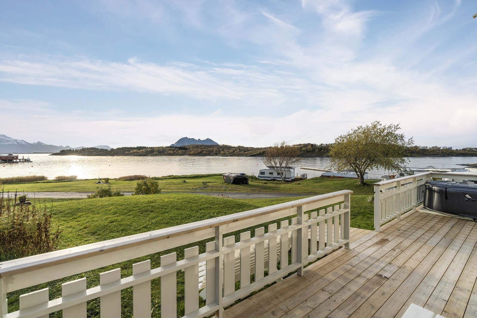 Fra en sydvestvendt terrasse er det misunnelsesverdig panoramautsikt over Hustadsundet og over til Hustadøya. Galleribilde