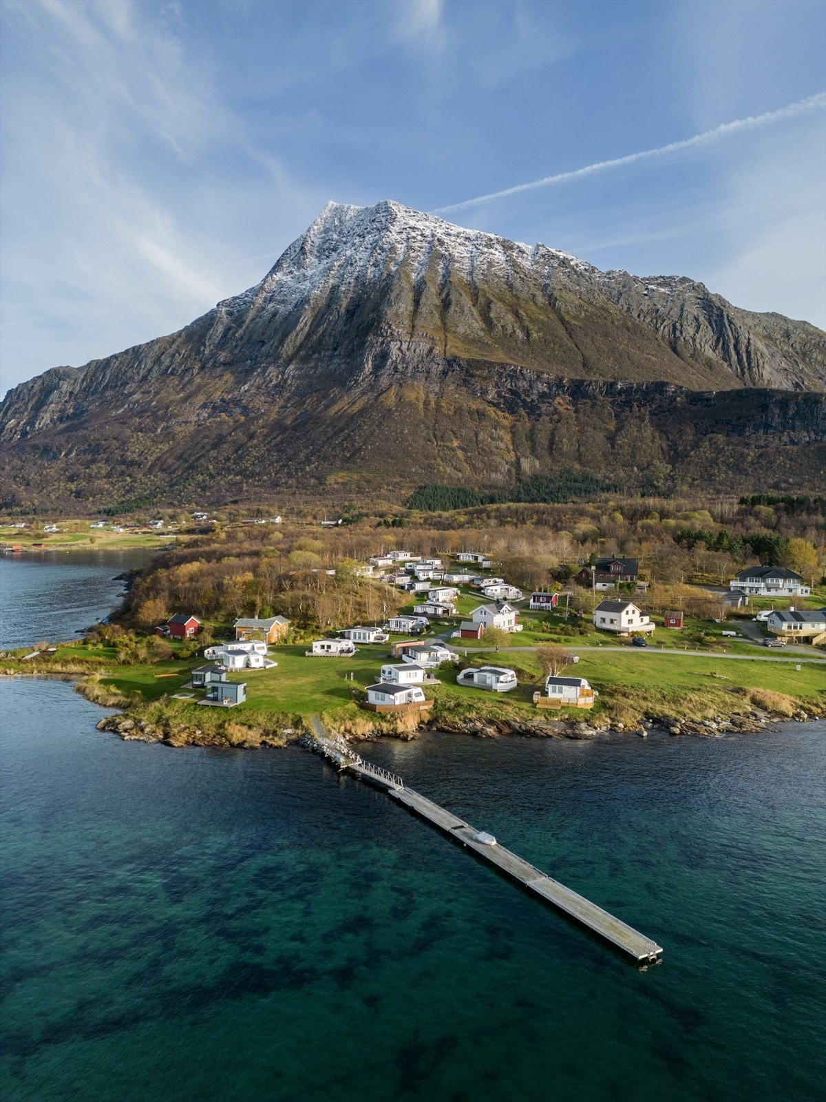 Eiendommen er lokalisert ved foten av det 993 meter høye Sandhornet, og 15 km fra den største sandstranden i distriktet. Galleribilde