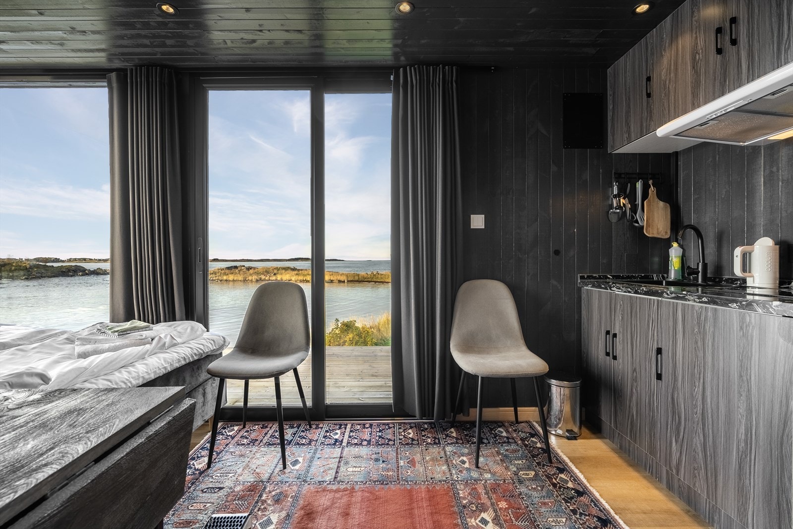 De nyeste hyttene er på ca. 15 kvm hver, og inneholder entré, bad/wc og stue/kjøkken. Galleribilde