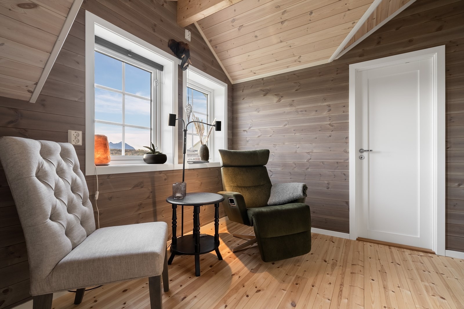 Mellom soverommene i loftsetasjen er det en liten, koselig loftstue. Galleribilde