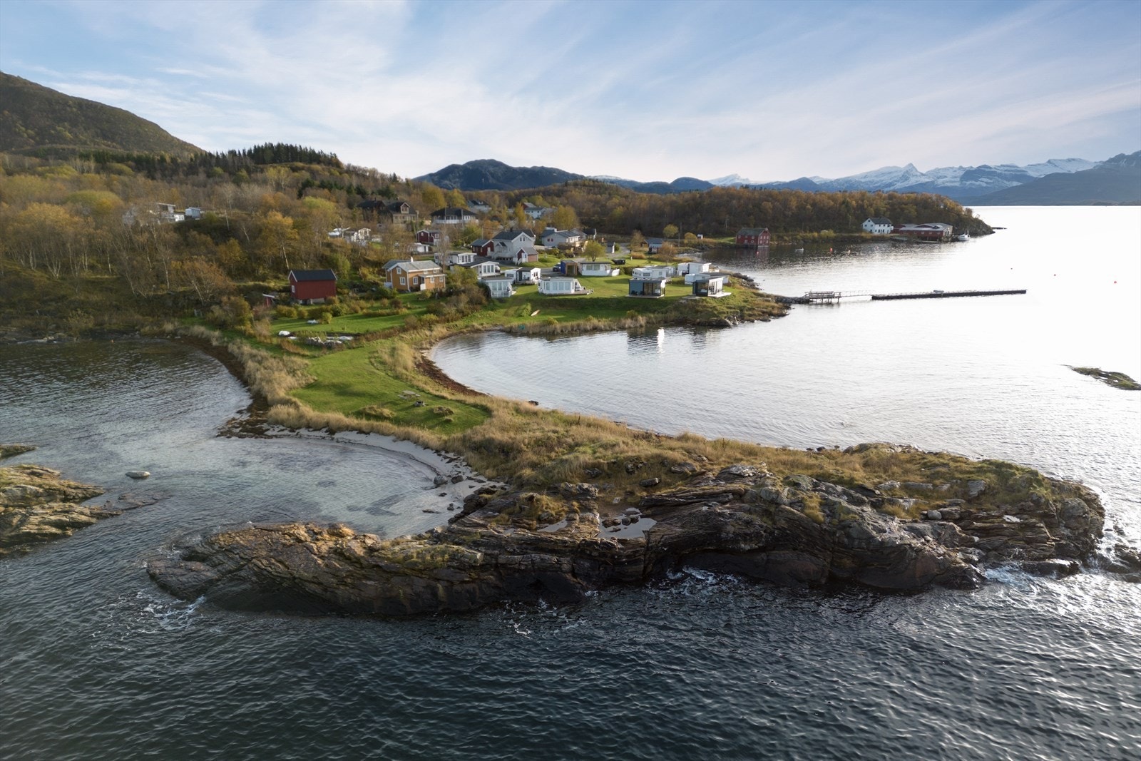 I nærområdet er det mulighet for god rekreasjon både til sjøs og på land, og rundt øya er det en rekke øyer og fjorder. Galleribilde