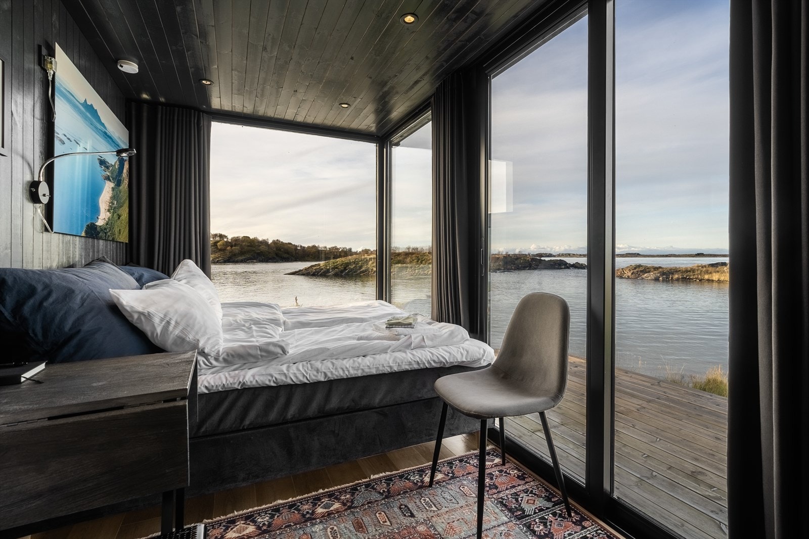 Her kan man ligge i sengen og har fritt utsyn mot fjord og nordlys. Galleribilde