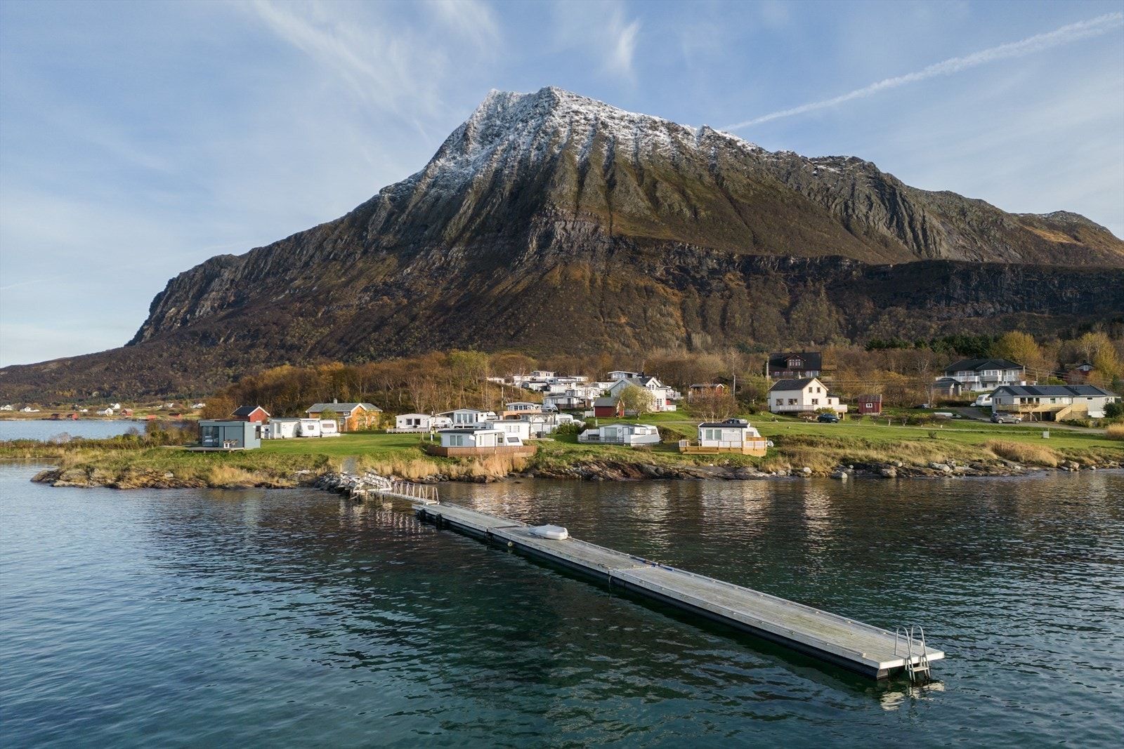 Nede ved vannkanten ligger det 2 moderne utleiehytter fra 2022 og en lang flytebrygge med badestige. Galleribilde