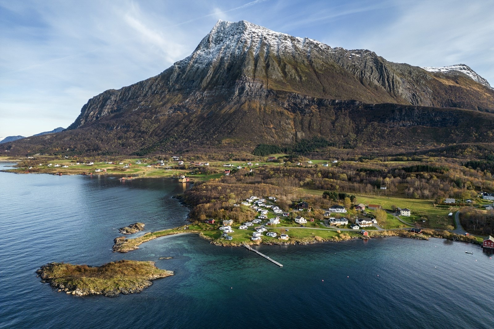 Nede ved vannet er det 36 meter flytebrygger og båtplasser. Galleribilde