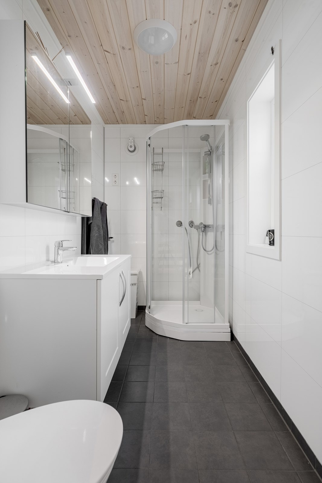 Badet inne i hytta er moderne og delikat, og det er varme i det flislagte gulvet. Galleribilde