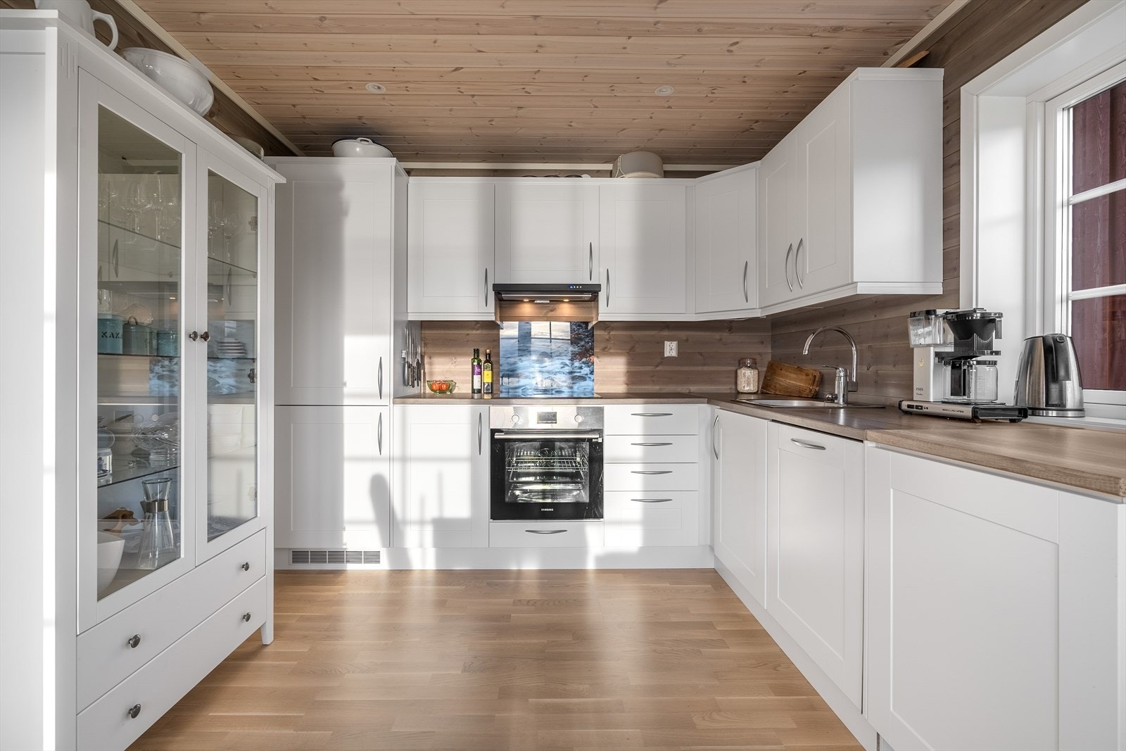 Kjøkkenet har et moderne og stilfullt design med god skap- og benkeplass. Galleribilde