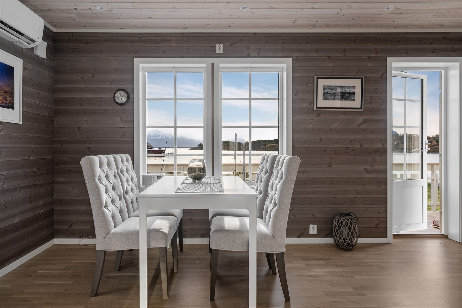 Ved kjøkkenet er det rom for å samle familien til hyggelige måltider rundt et spisebord. Galleribilde