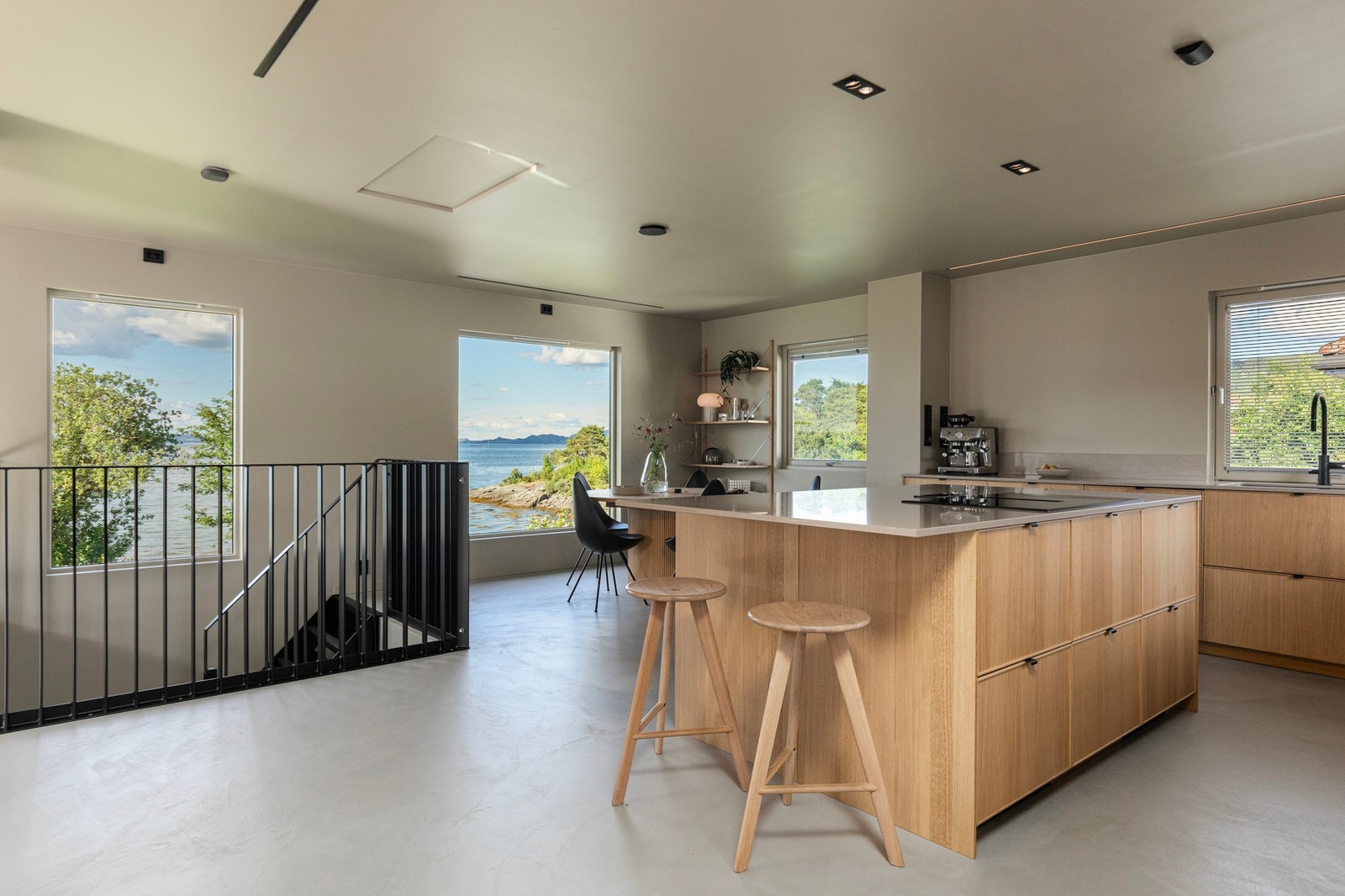 Her får du en nydelig murvilla på 144 kvm BRA fordelt over to plan som i 2020 var gjenstand for omfattende oppussing. Galleribilde