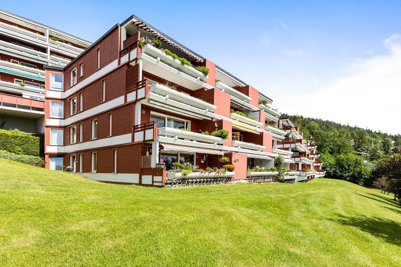 En lys og innbydende 2-roms selveierleilighet i -1 underetasje (byggets 3. etasje) med flott terrasse. Galleribilde