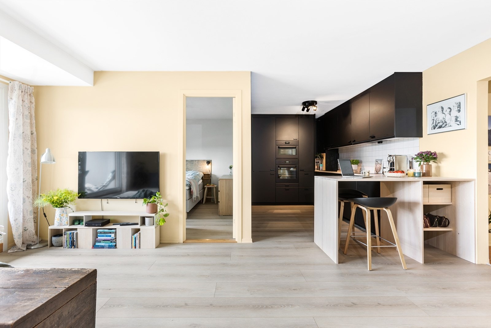 Stuen er malt i en lys og fin fargetone komplimentert med et flott laminatsgulv. Galleribilde