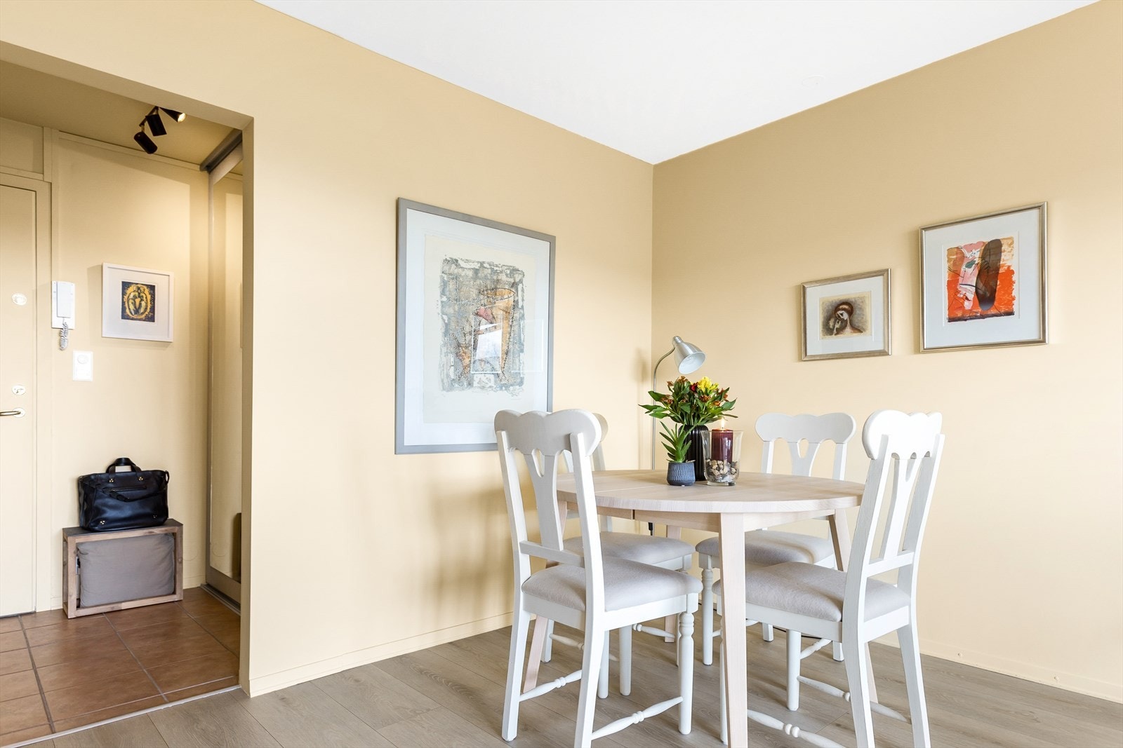 God plass til en trivelige spisegruppe. Galleribilde