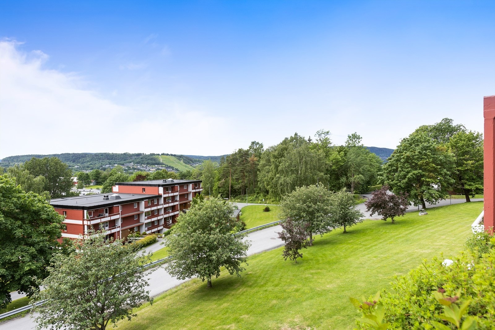 Leiligheten har en attraktiv og sentral beliggenhet i rolige omgivelser på Kolsås. Det er kort vei til skoler, barnehage, servicefasiliteter, offentlig transport og flotte turområder. Galleribilde