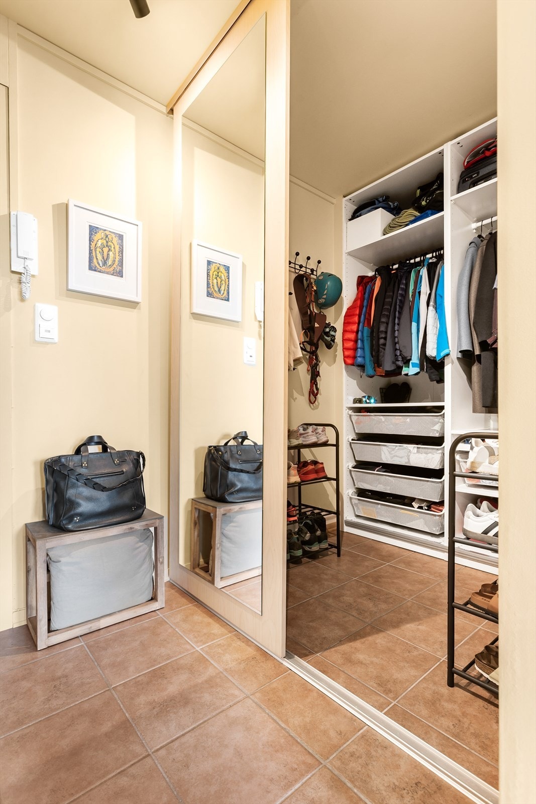 Her er det etablert skyvedørsgarderobe med god plass til oppbevaring. Galleribilde