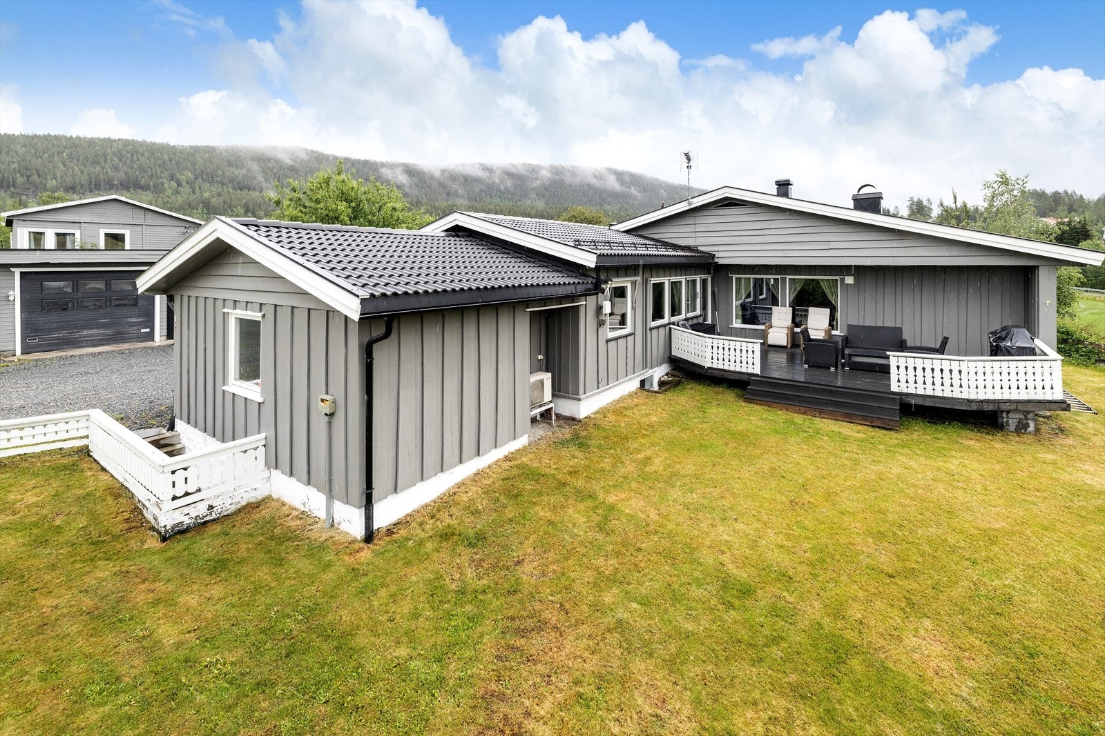 Eiendommen består av enebolig m/ garasje, stor dobbelgarasje og uthus Galleribilde