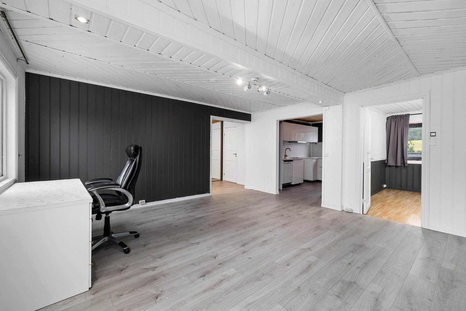 Uthuset inneholder entré, stue, kjøkken, bad og soverom (foreligger ikke tegninger på oppføring) Galleribilde