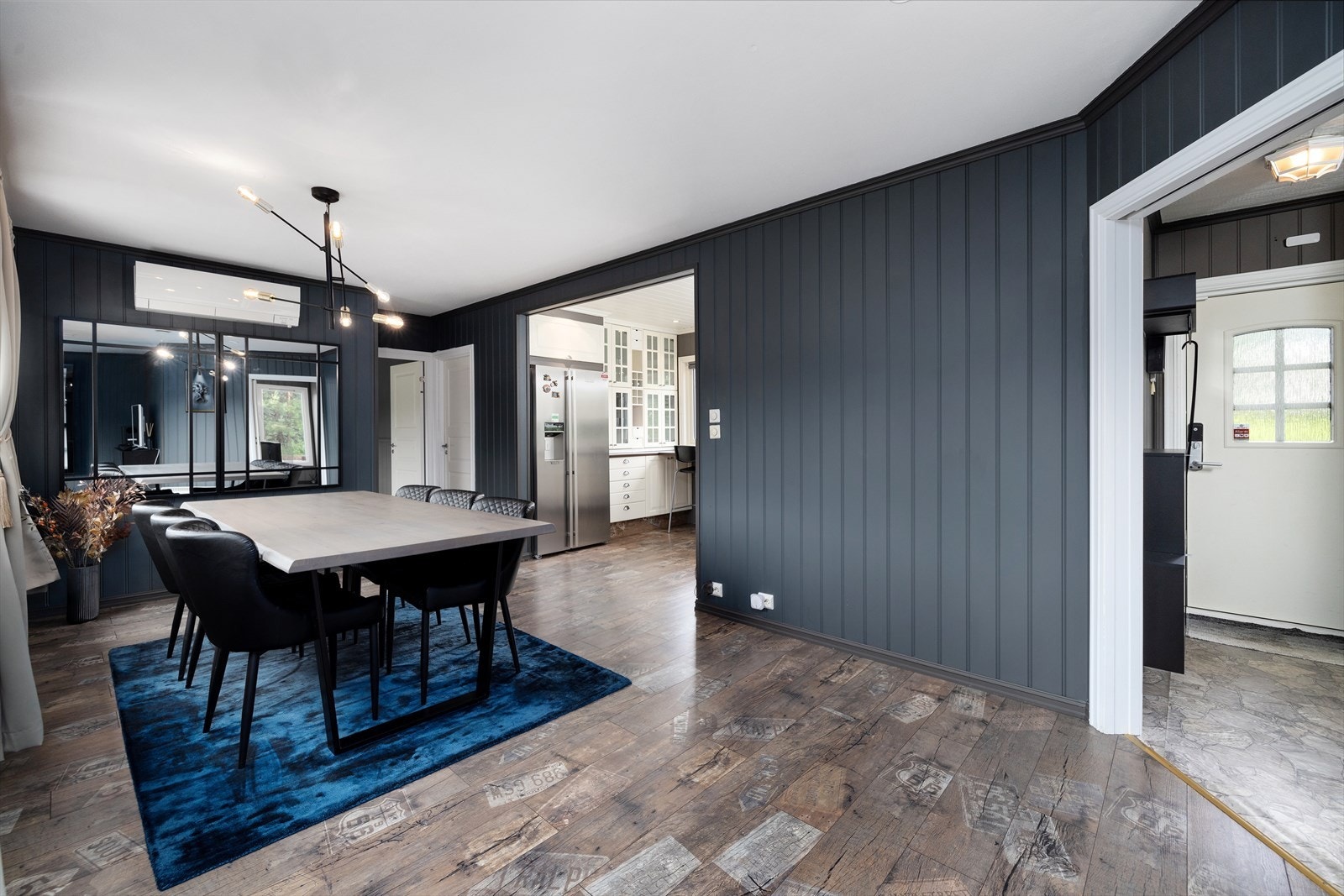 Videre innover kommer man til stue og kjøkken Galleribilde