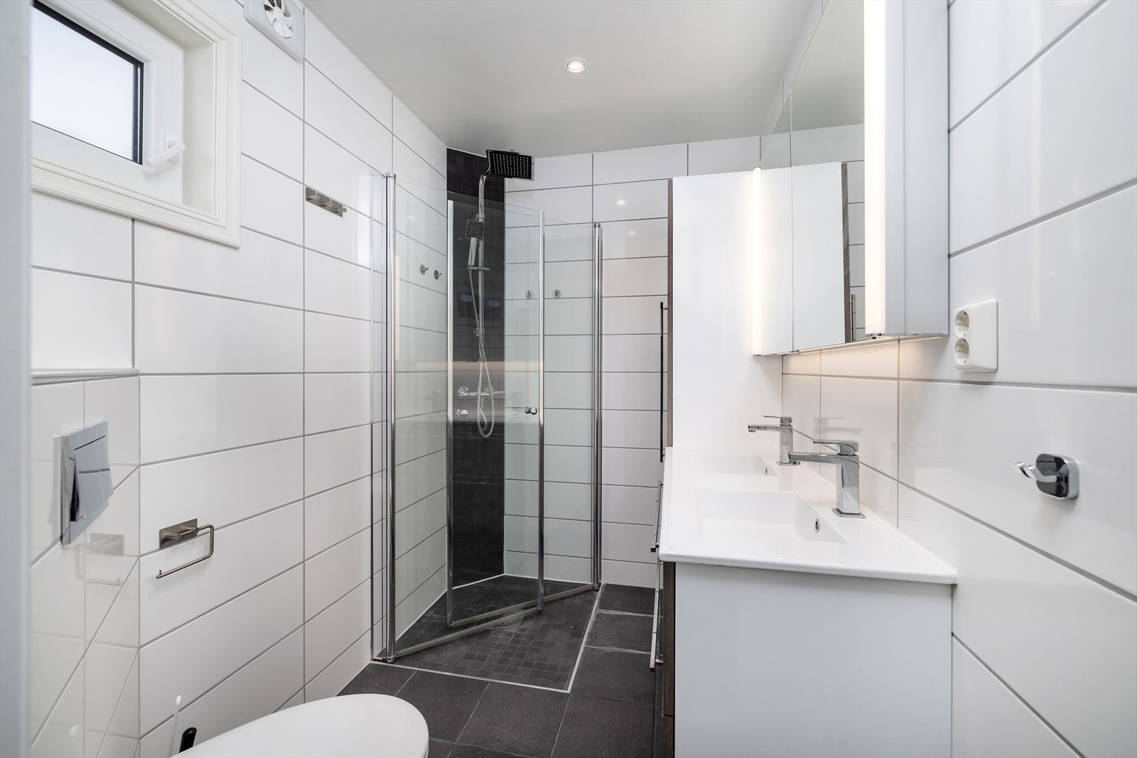 Flislagt bad med dusjnisje Galleribilde