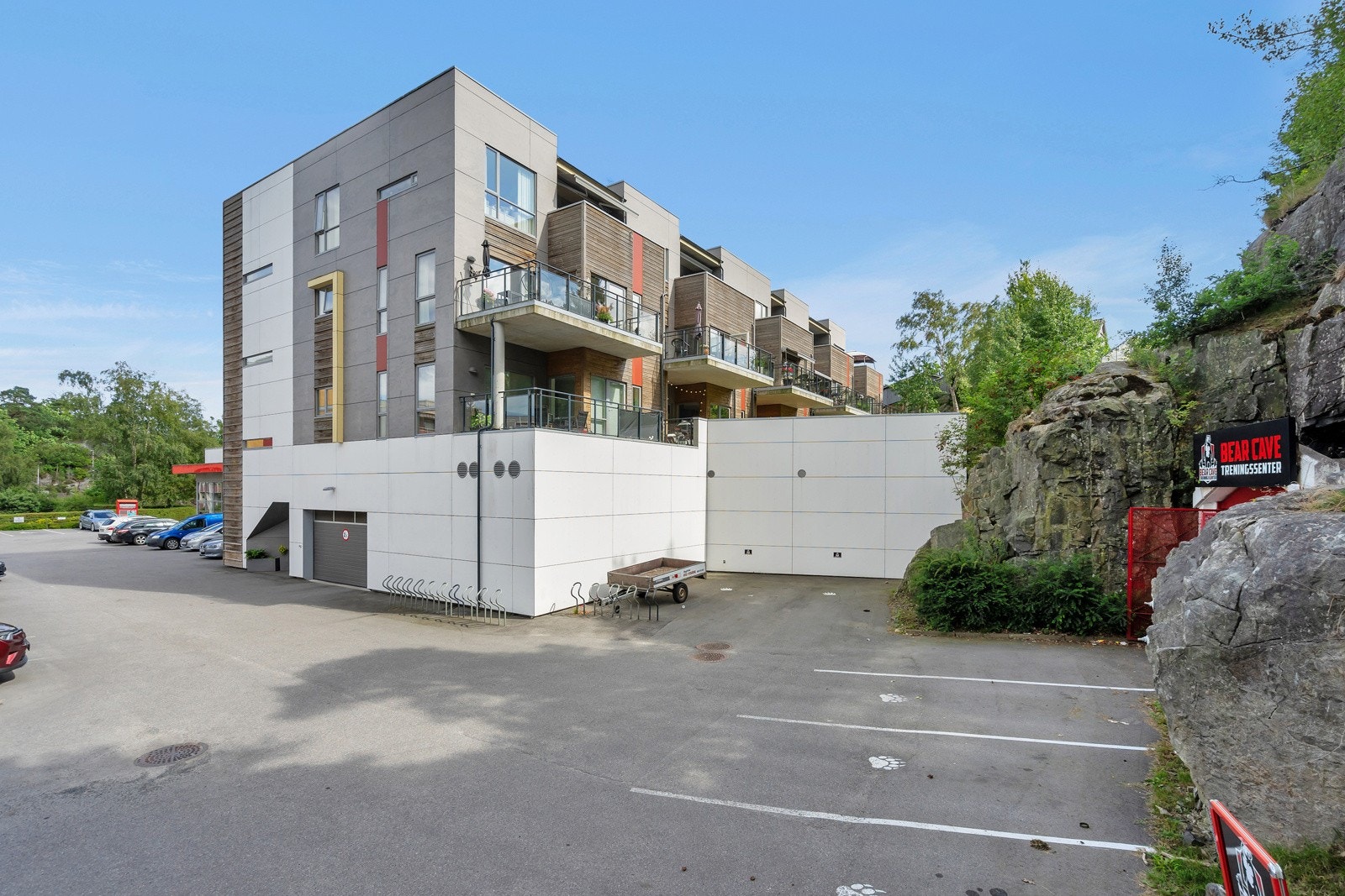 Fast p-plass i lukket garasjeanlegg med mulighet for elbillader Galleribilde