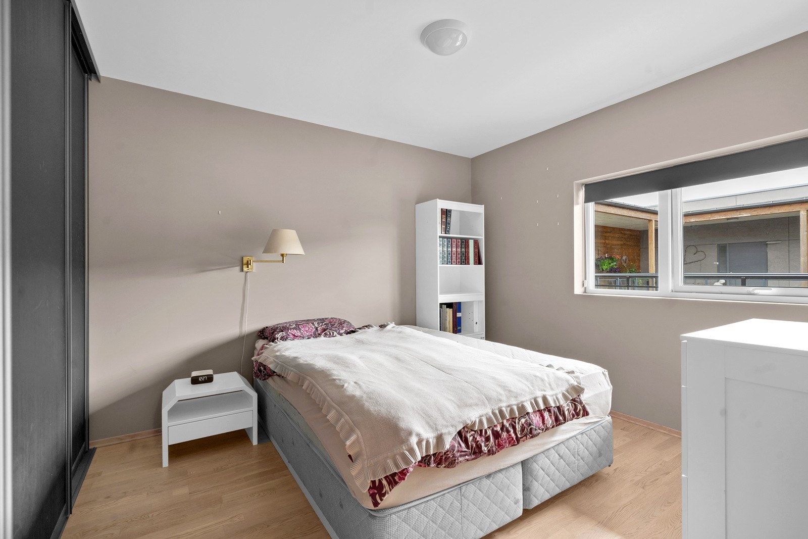 Soverom 1 med god plass til dobbeltseng og garderobeskap Galleribilde