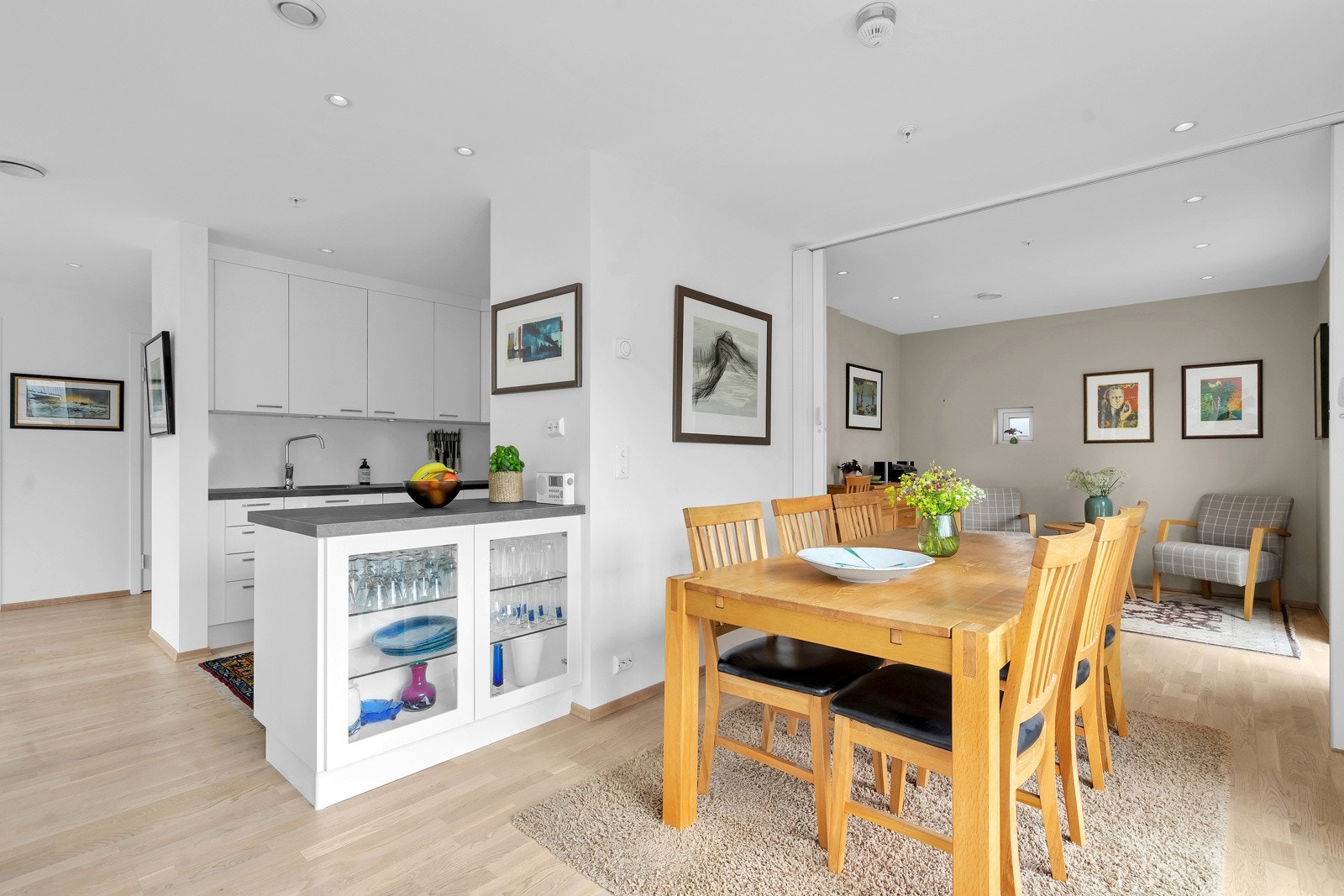 I stuen er det plass til spisebord og sofagruppe Galleribilde