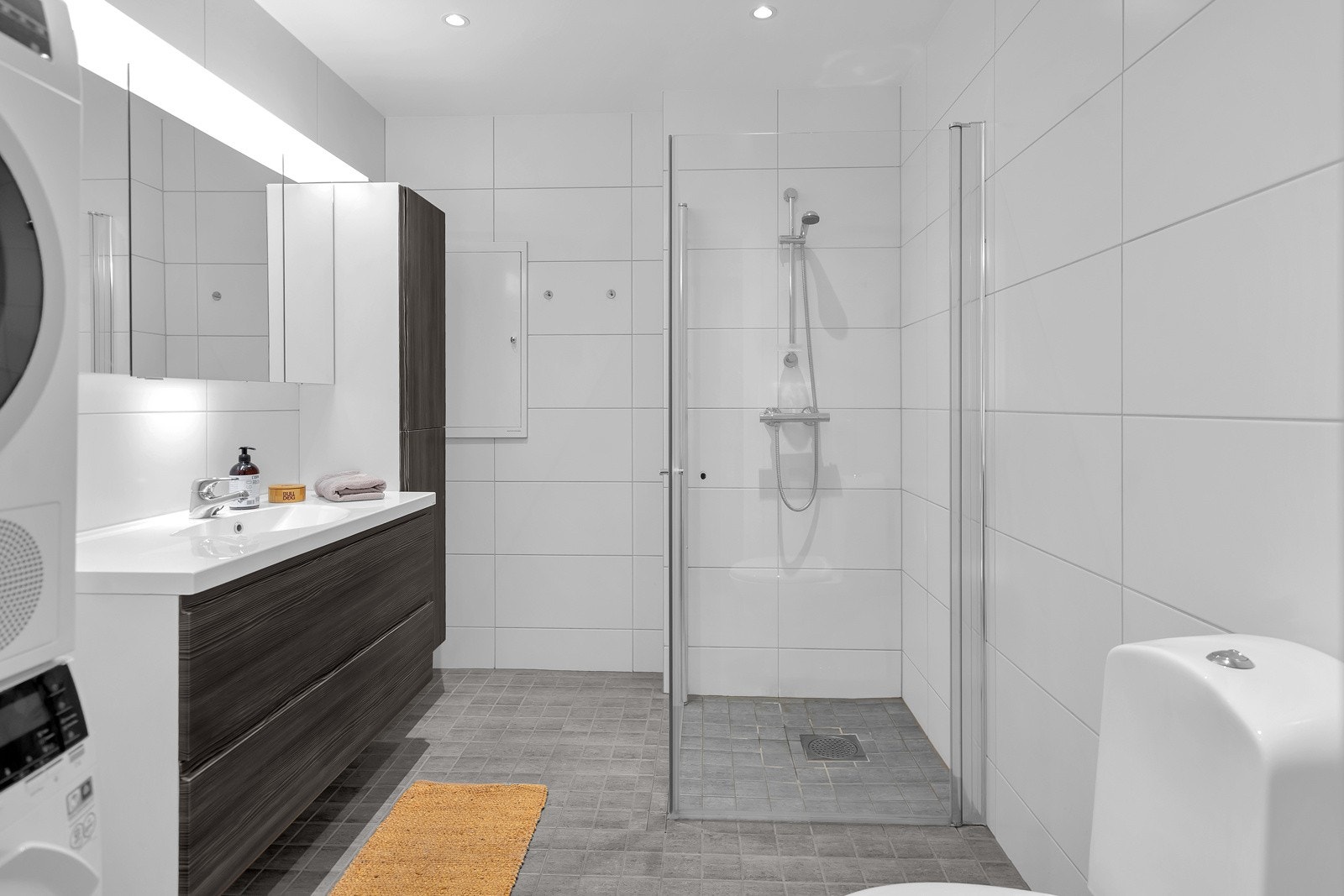 Pent flislagt bad med opplegg for vaskemaskin Galleribilde