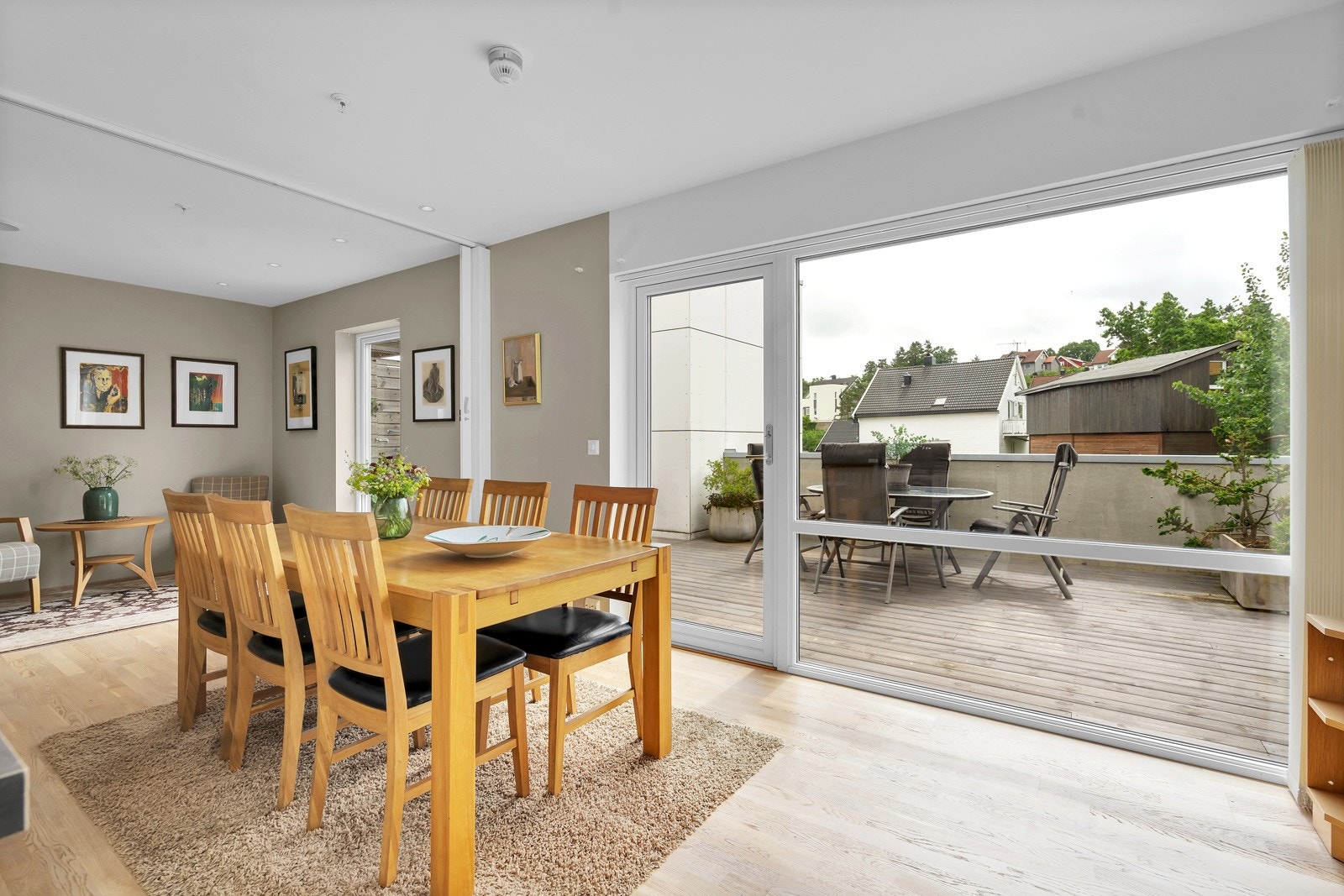 Fra stuen er det direkte utgang til begge balkongene der du kan nyte solen til sent på kvelden Galleribilde