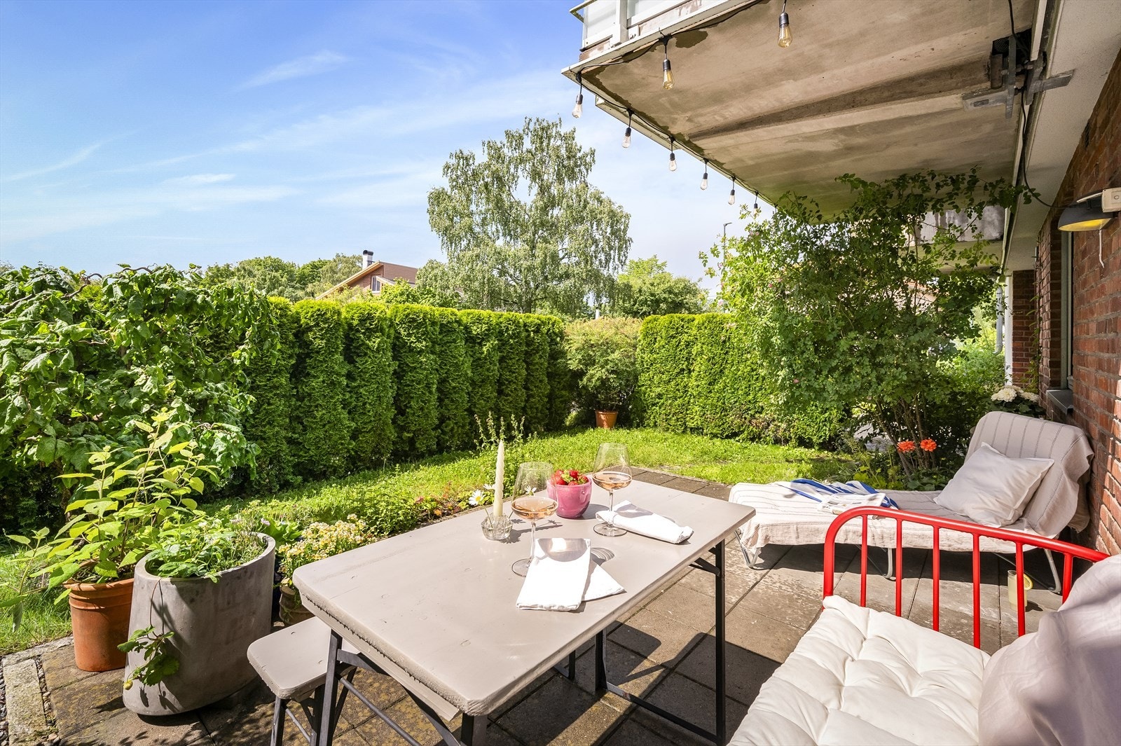 Den vestvendte terrassen tilbyr flotte solforhold fra tidlig ettermiddag til kveld, perfekt for utendørs spisning eller avslapning Galleribilde
