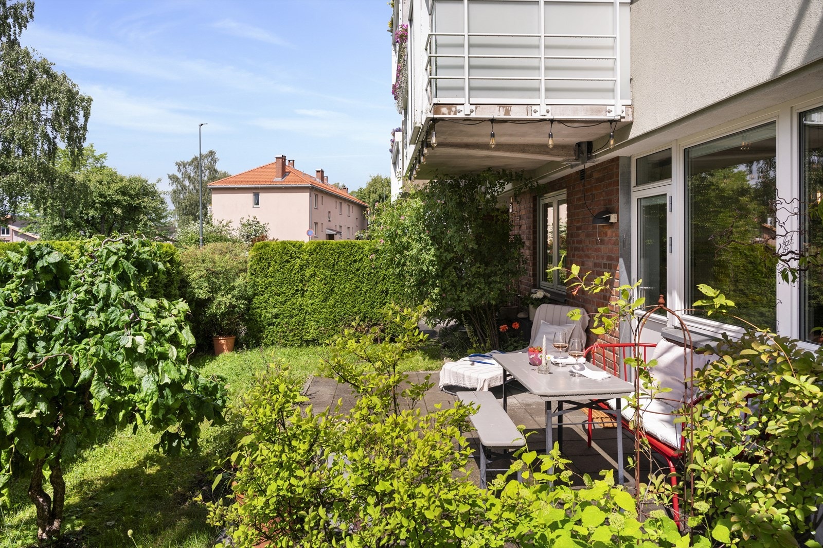 Denne leiligheten har direkte utgang fra stuen til en stor, hellelagt markterrasse på ca. 13 kvm., med en egen liten hage Galleribilde