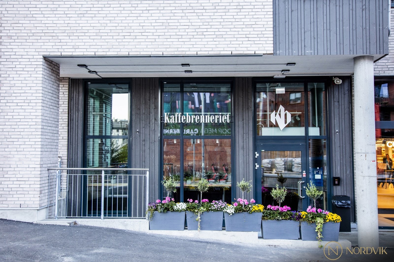 Carl Berners plass ligger en kort spasertur unna og her finner du hyggelige kaffebarer, grønnsakshandler, sushi, matvarebutikker med mer Galleribilde